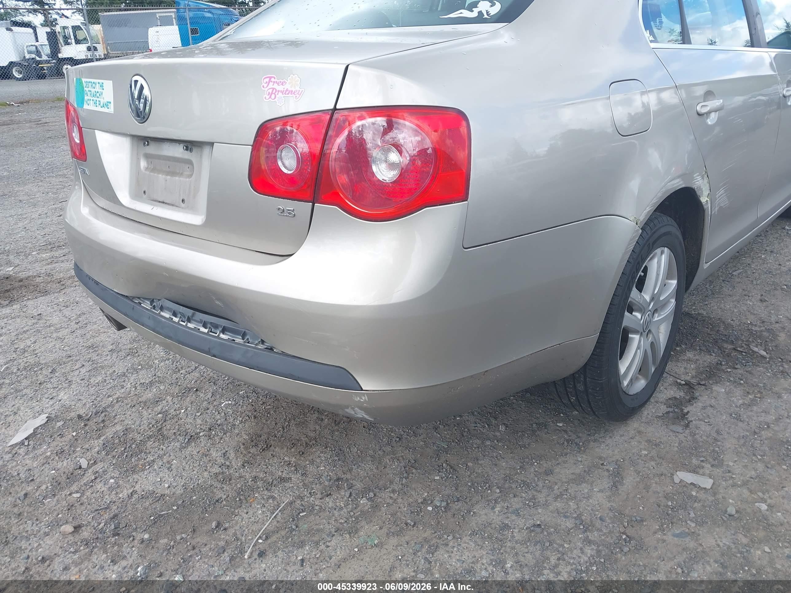 2007 Volkswagen Jetta 2.5 Beige vin: 3VWDF71KX7M109840