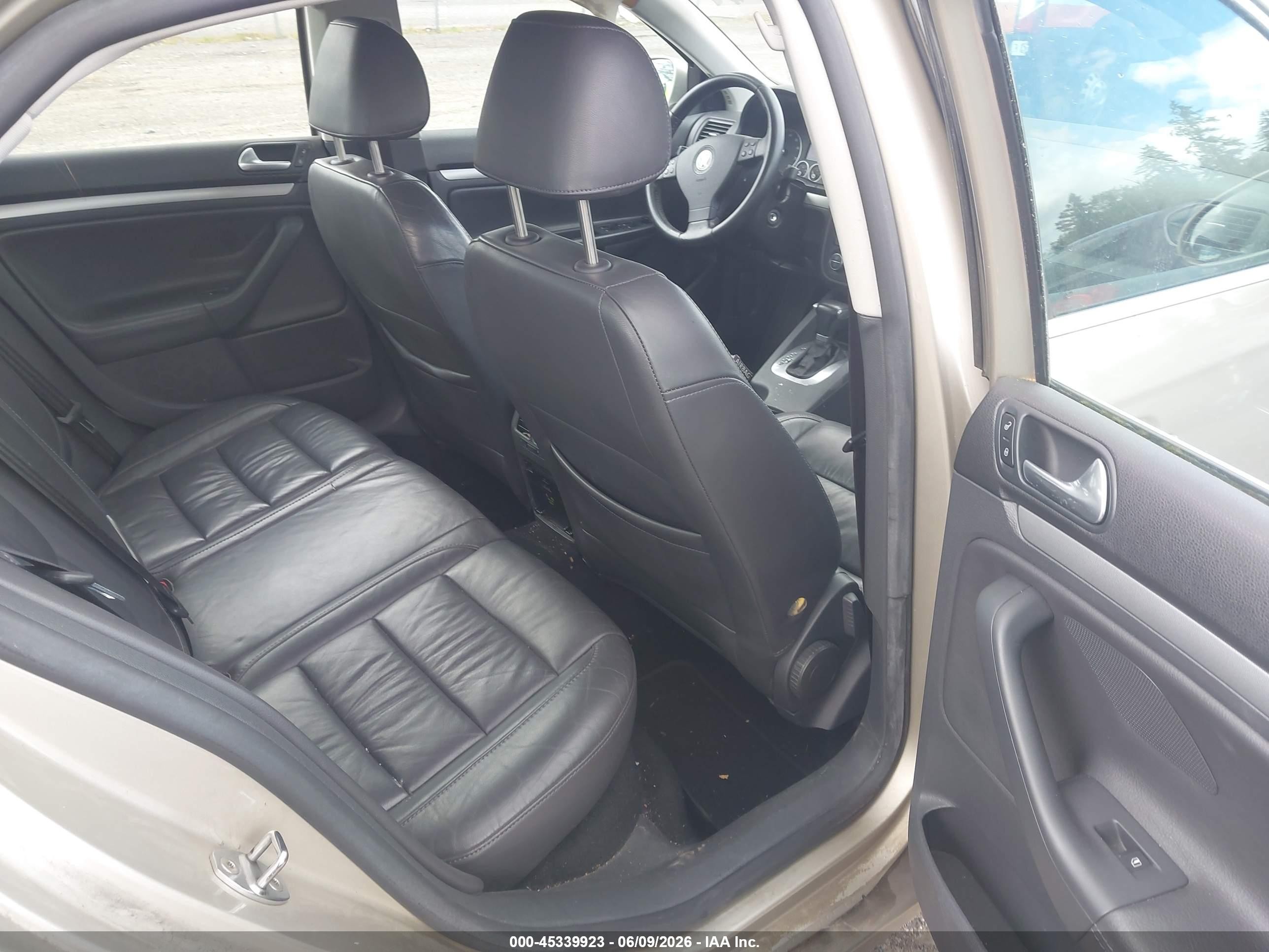 2007 Volkswagen Jetta 2.5 Beige vin: 3VWDF71KX7M109840
