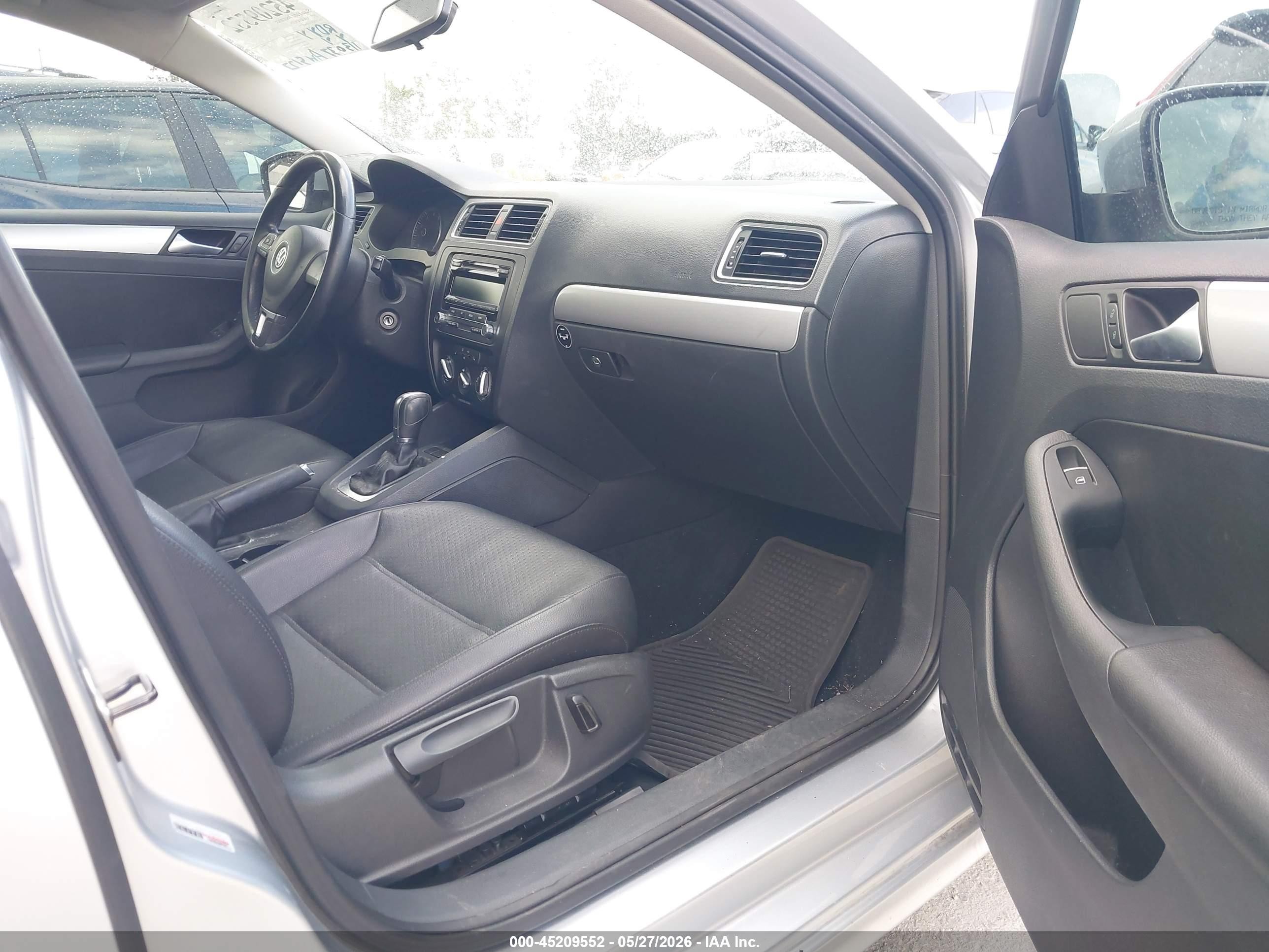 2013 Volkswagen Jetta 2.5l Se Silver vin: 3VWDP7AJ1DM307772