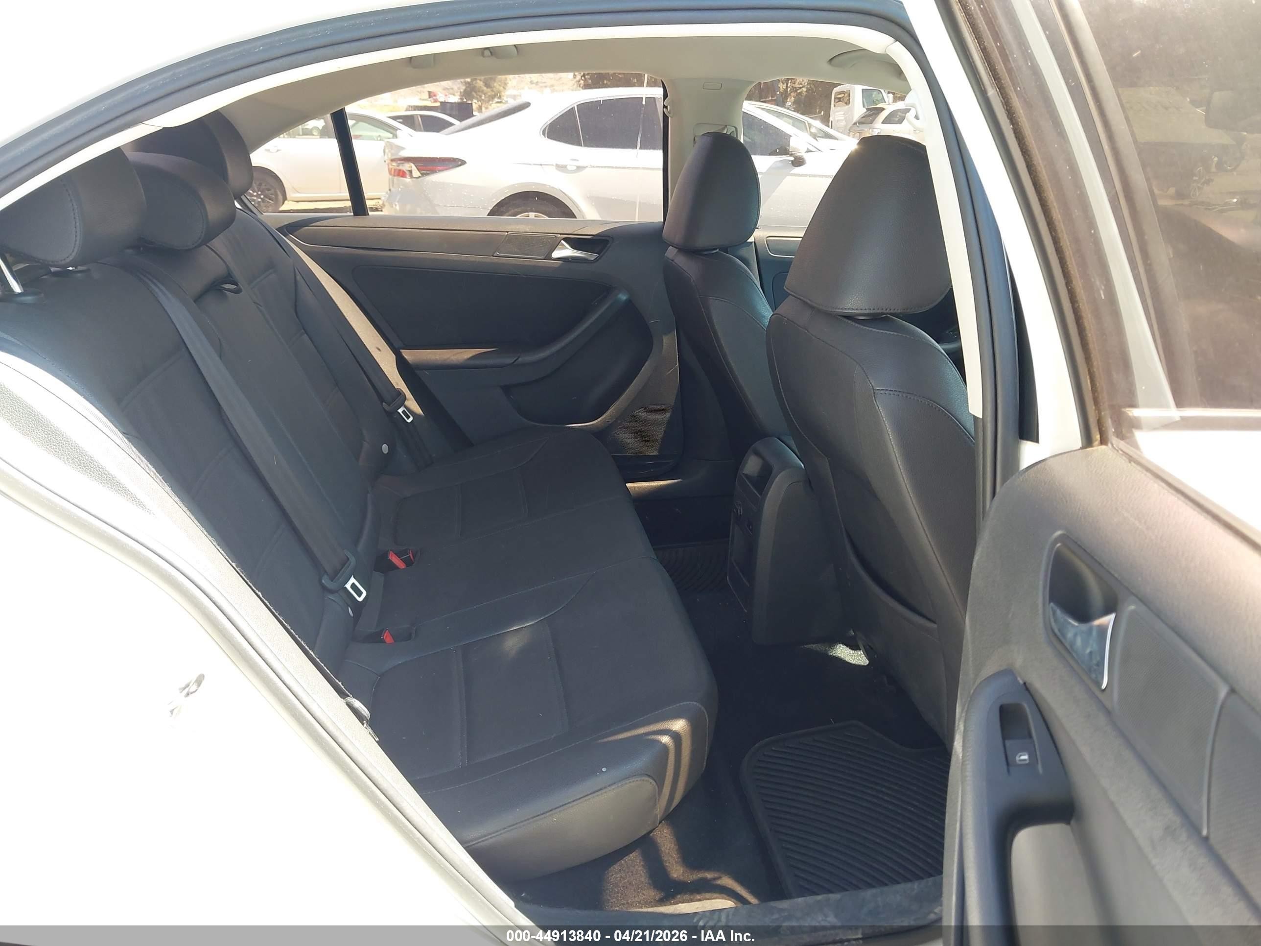 2012 Volkswagen Jetta 2.5l Se White vin: 3VWDP7AJ3CM344823