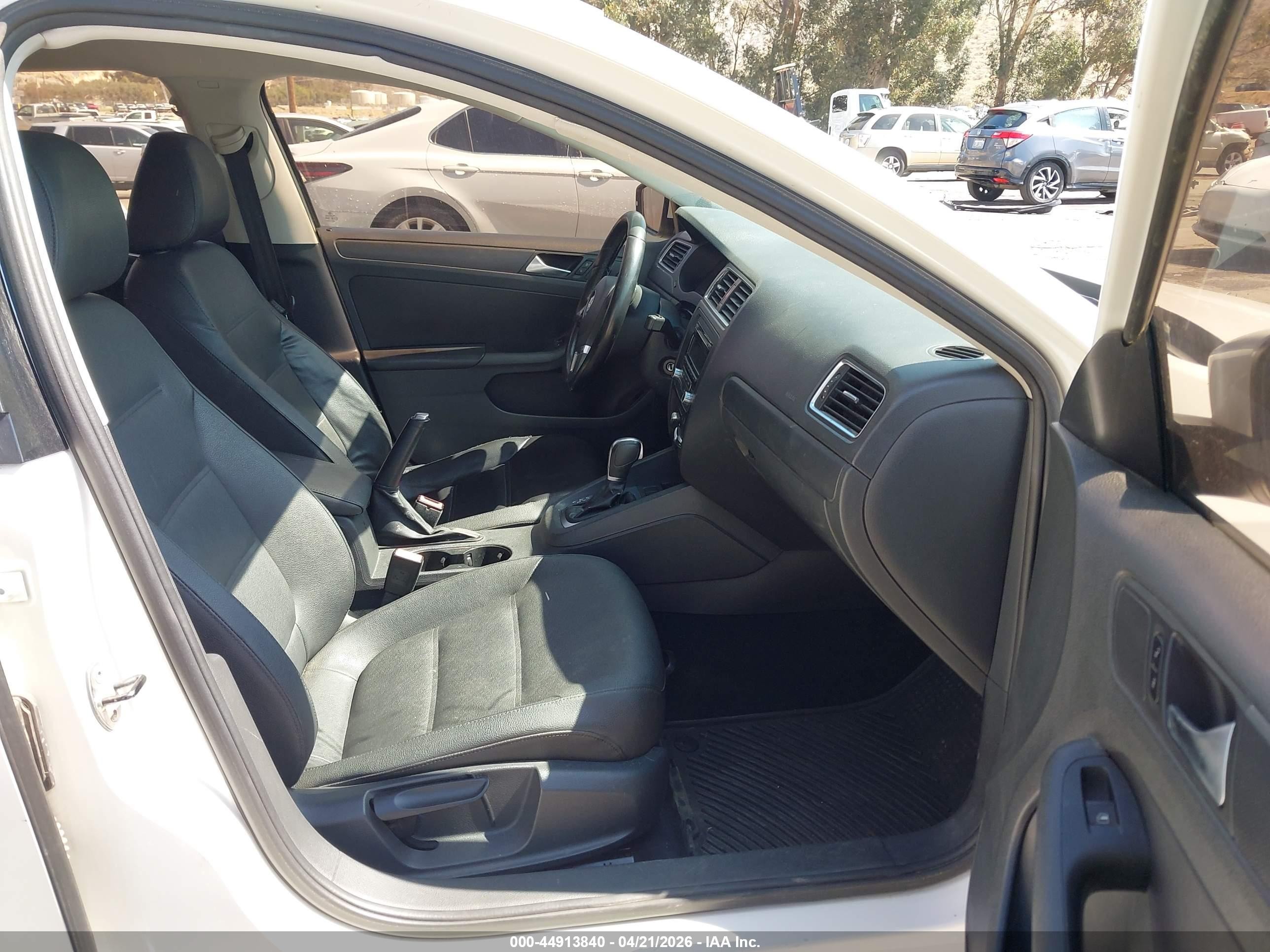2012 Volkswagen Jetta 2.5l Se White vin: 3VWDP7AJ3CM344823