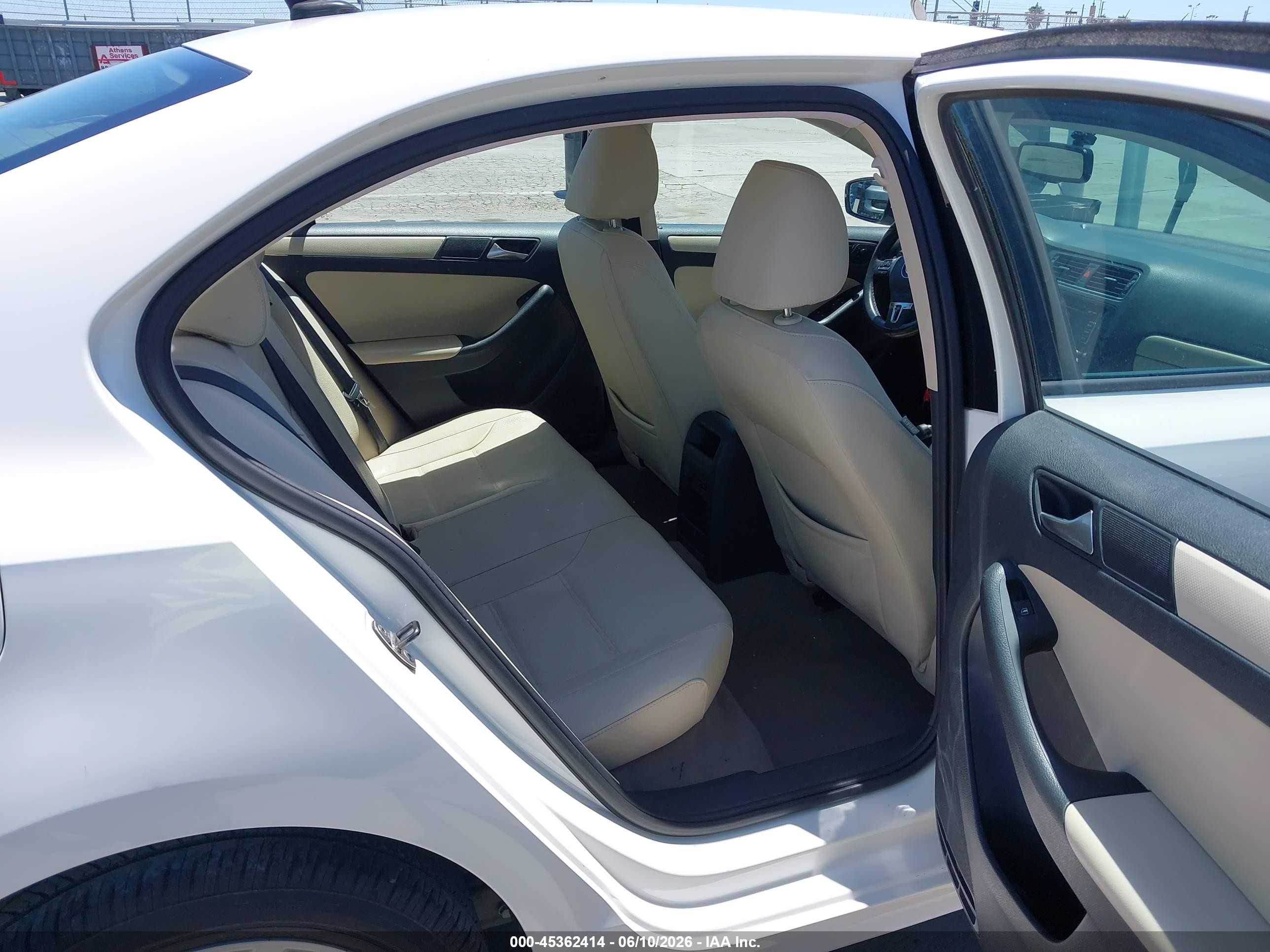 2012 Volkswagen Jetta 2.5l Se White vin: 3VWDP7AJ3CM371276