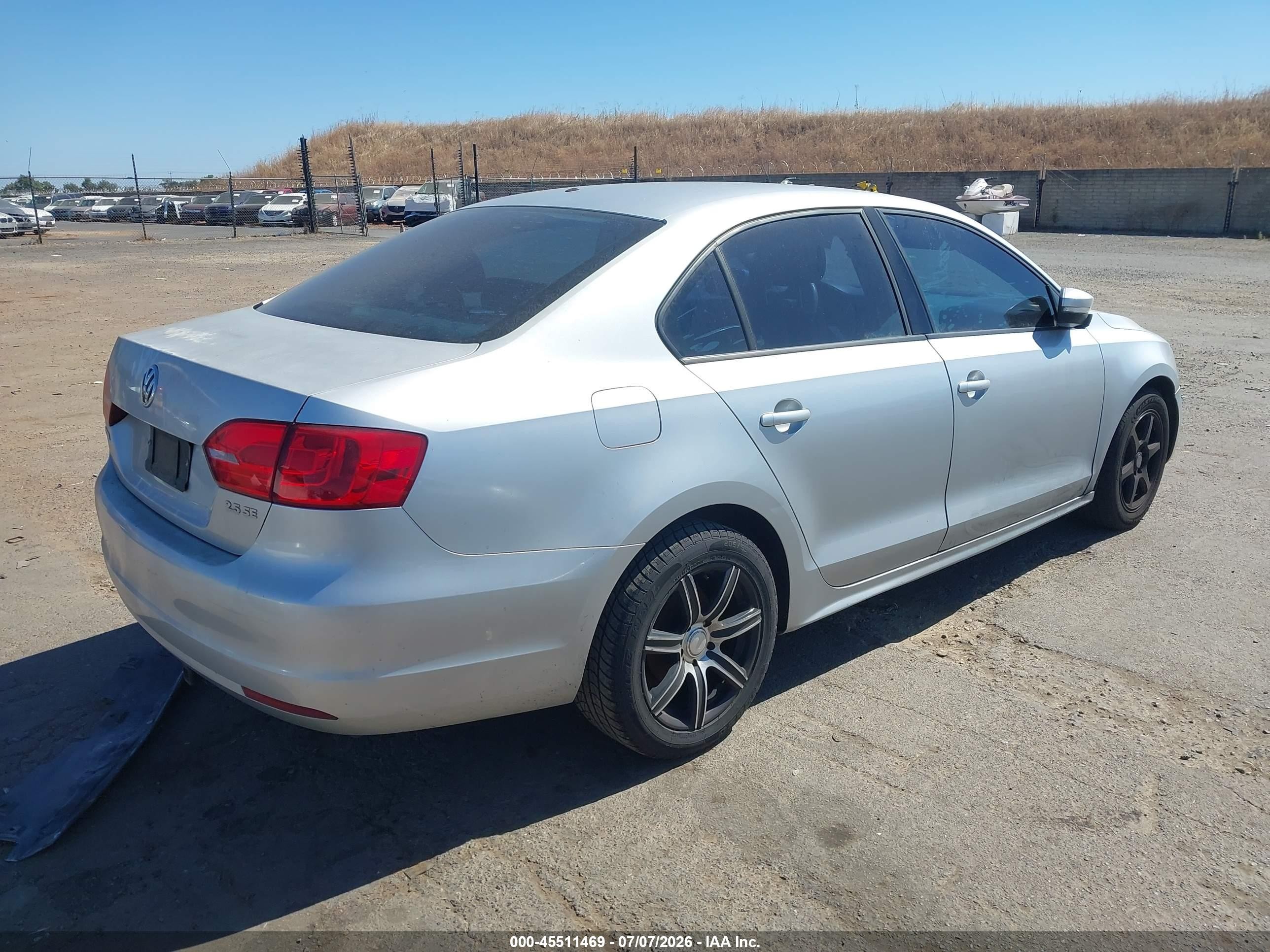 2011 Volkswagen Jetta 2.5l Se Silver vin: 3VWDX7AJ1BM339439