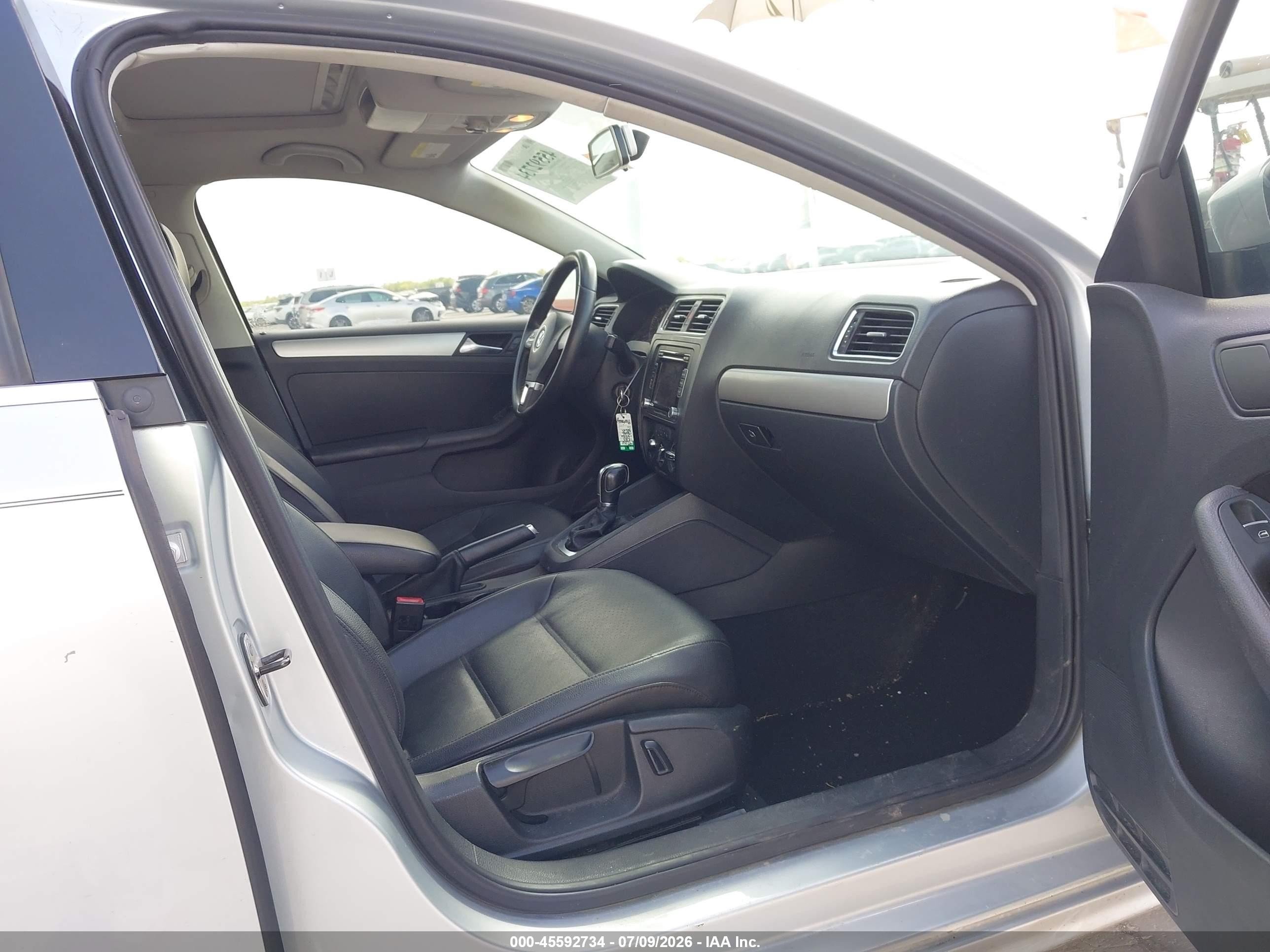 2013 Volkswagen Jetta 2.5l Se Silver vin: 3VWDX7AJ4DM352656