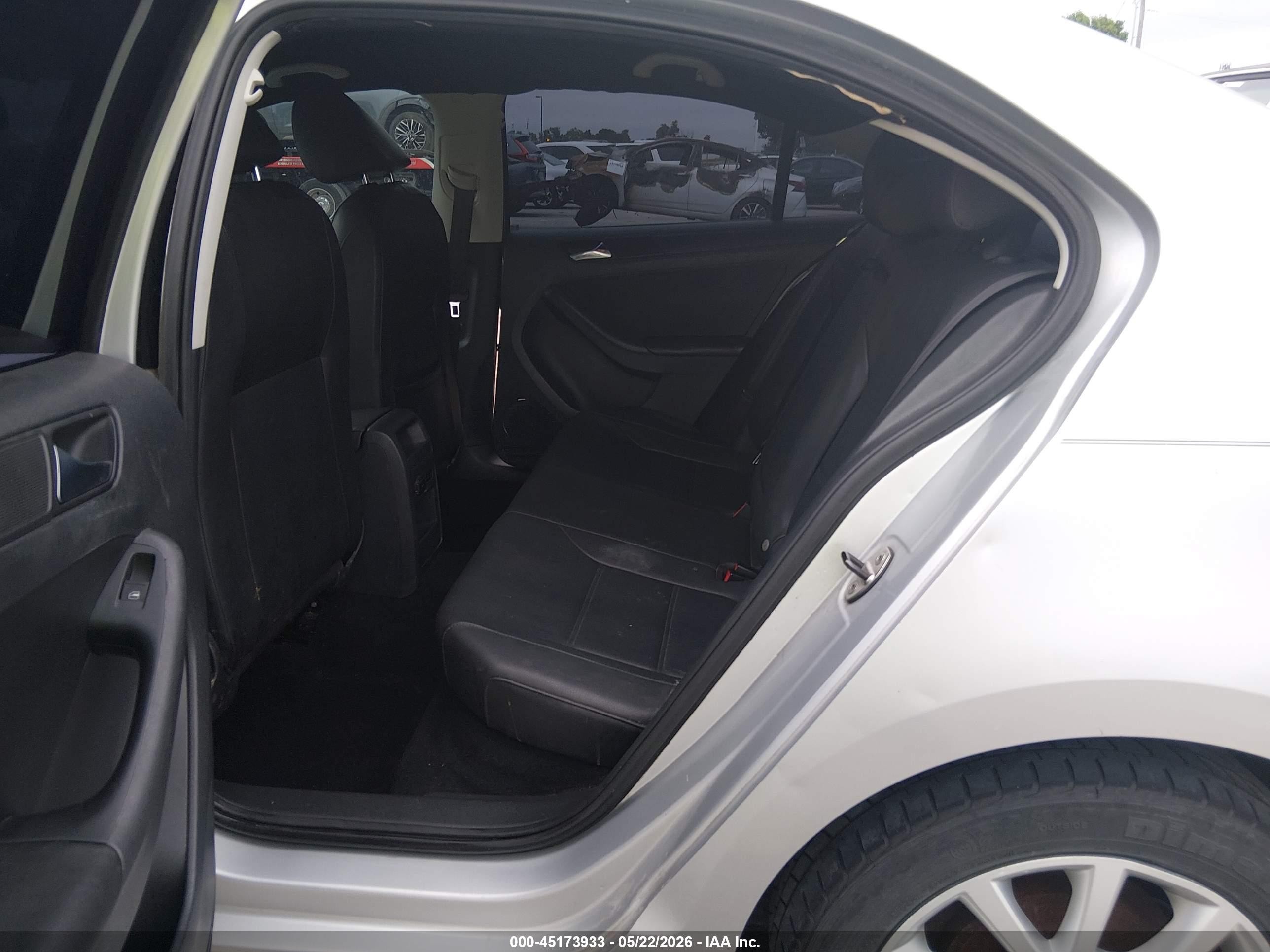 2011 Volkswagen Jetta 2.5l Se Silver vin: 3VWDX7AJ6BM384926