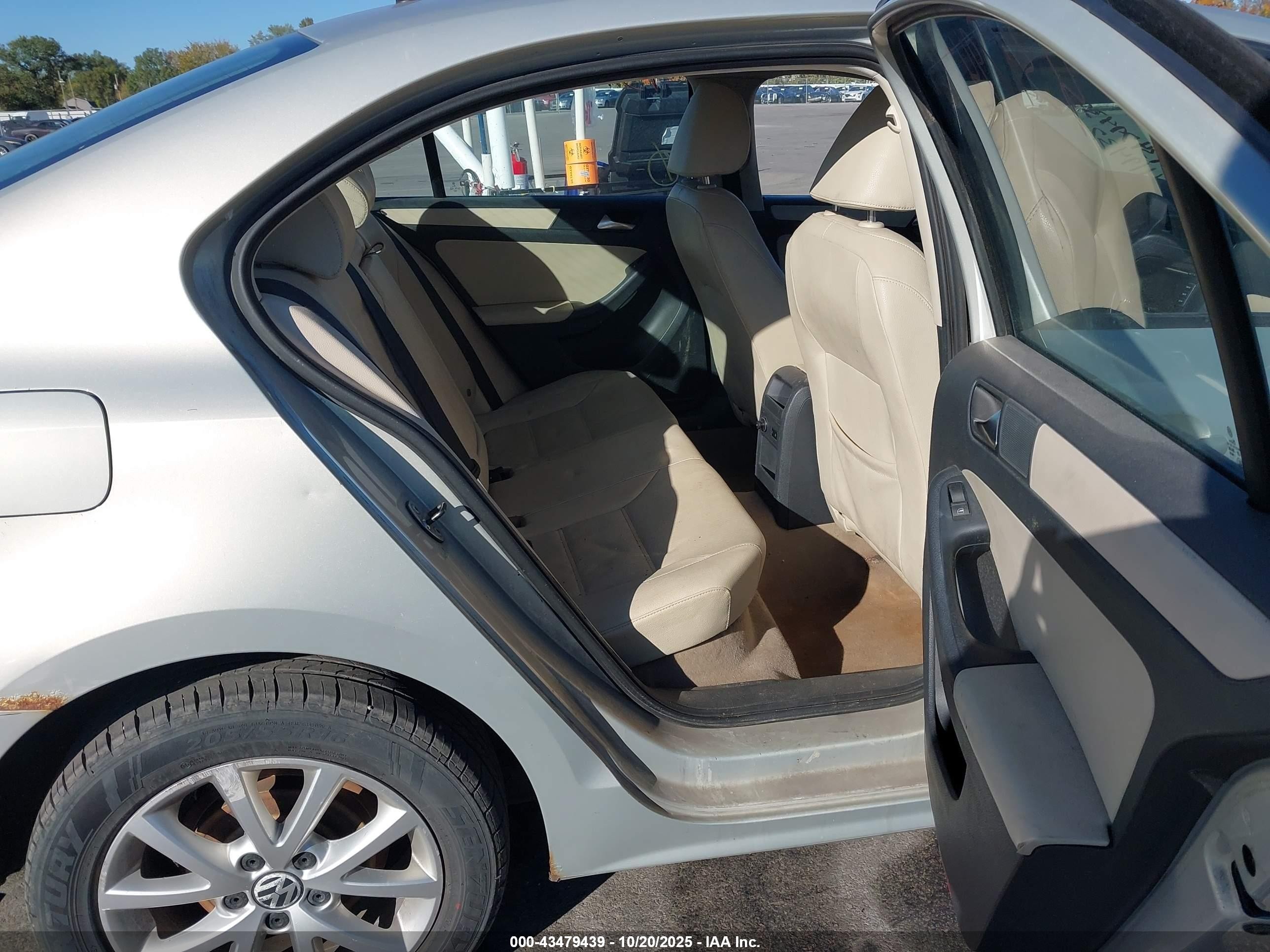 2011 Volkswagen Jetta 2.5l Se White vin: 3VWDX7AJ9BM371555