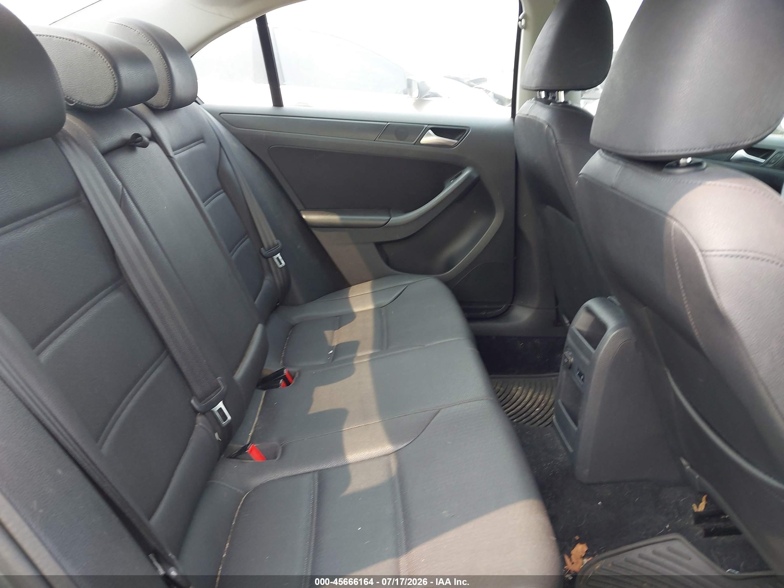 2012 Volkswagen Jetta 2.5l Se Silver vin: 3VWDX7AJ9CM416947