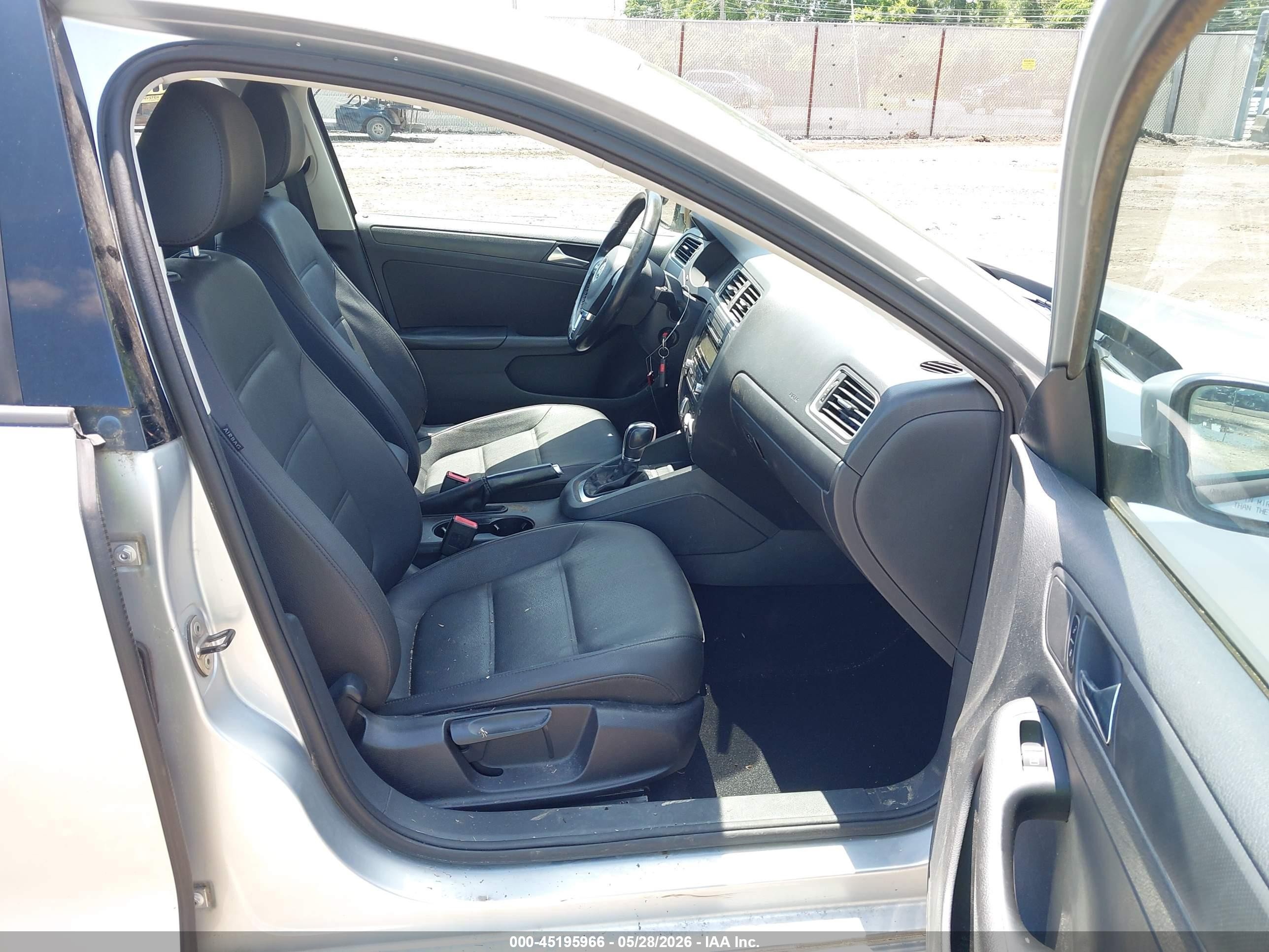 2011 Volkswagen Jetta 2.5l Se Silver vin: 3VWDX7AJXBM133049