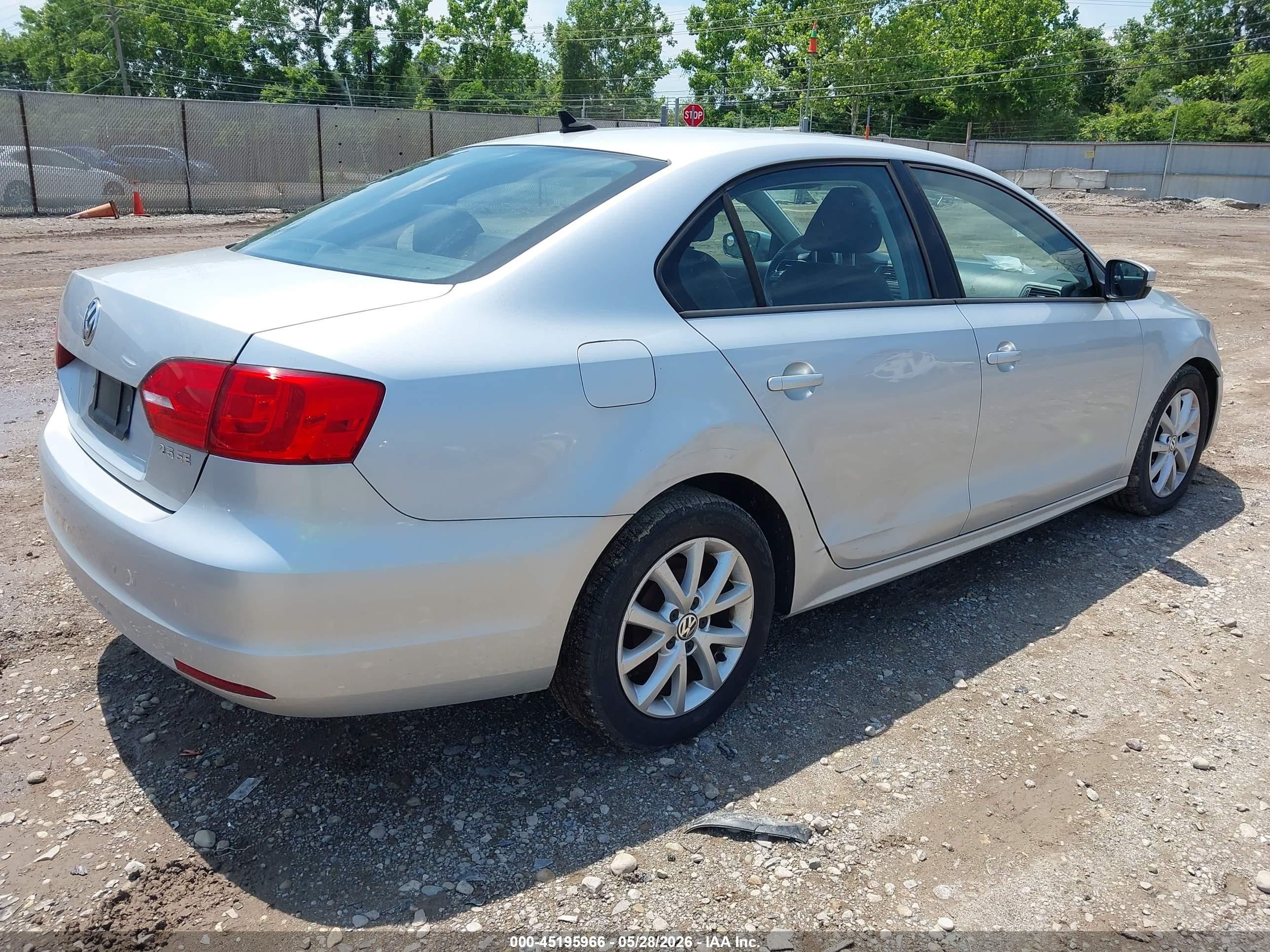 2011 Volkswagen Jetta 2.5l Se Silver vin: 3VWDX7AJXBM133049