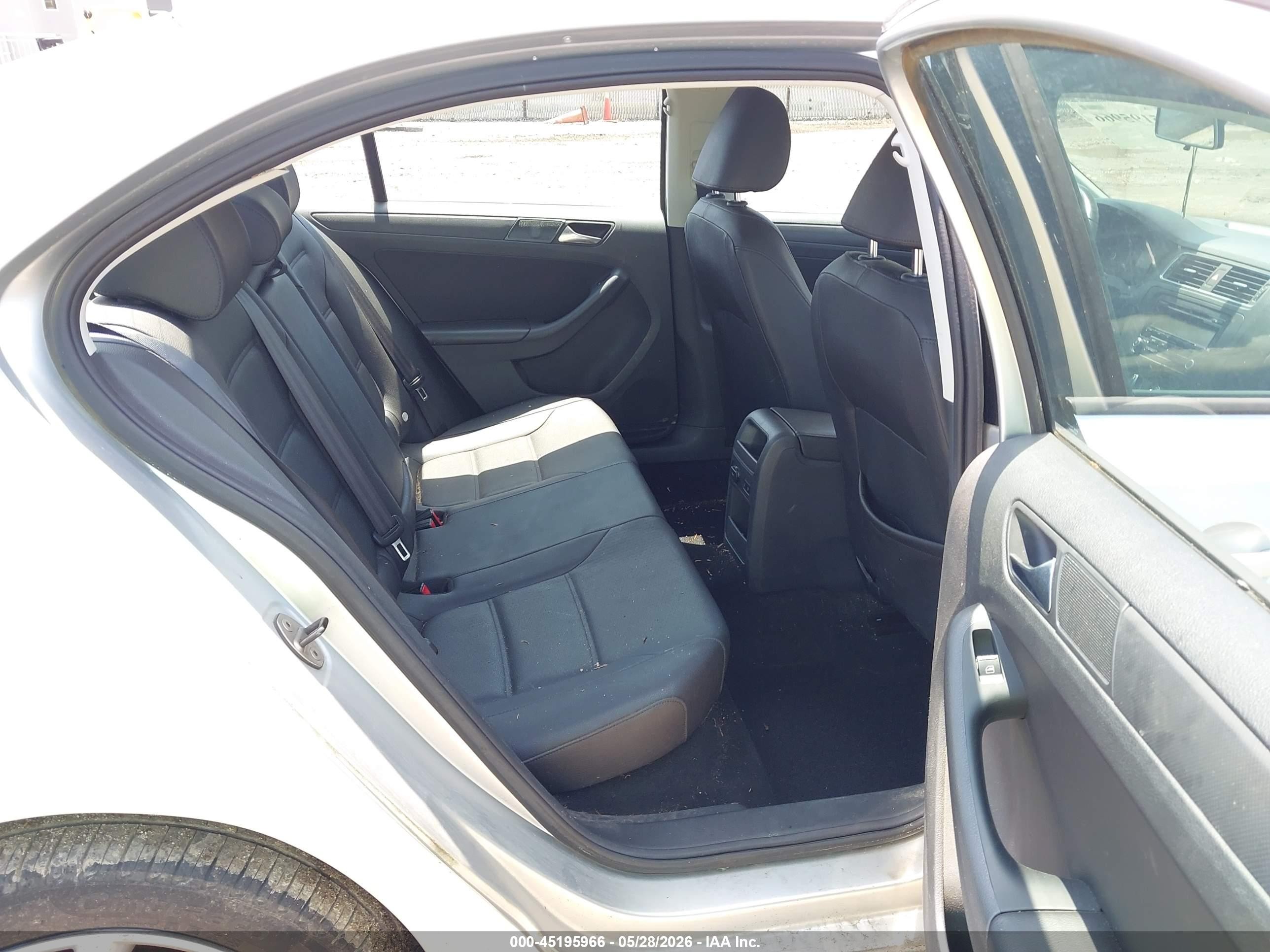 2011 Volkswagen Jetta 2.5l Se Silver vin: 3VWDX7AJXBM133049