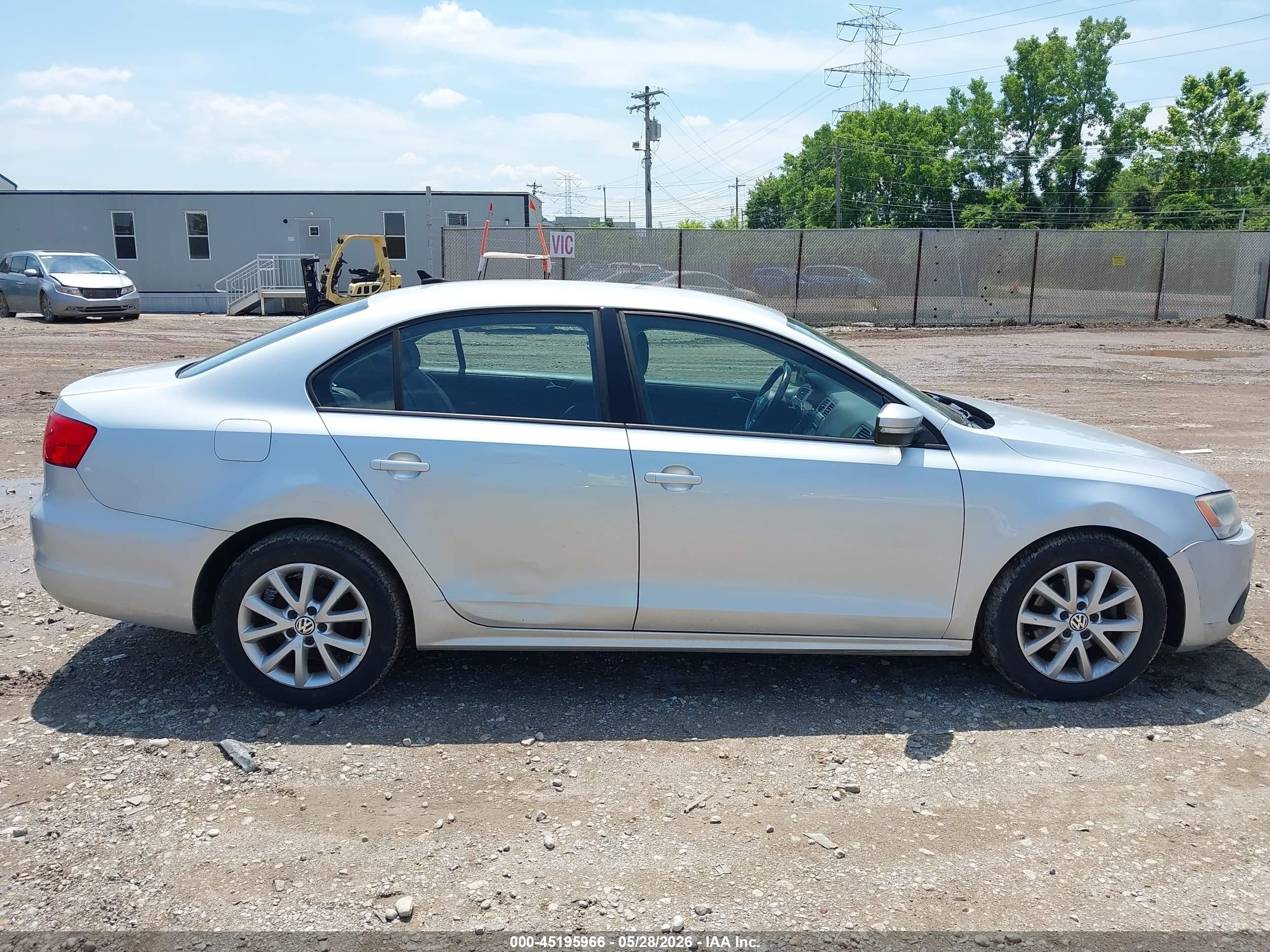 2011 Volkswagen Jetta 2.5l Se Silver vin: 3VWDX7AJXBM133049