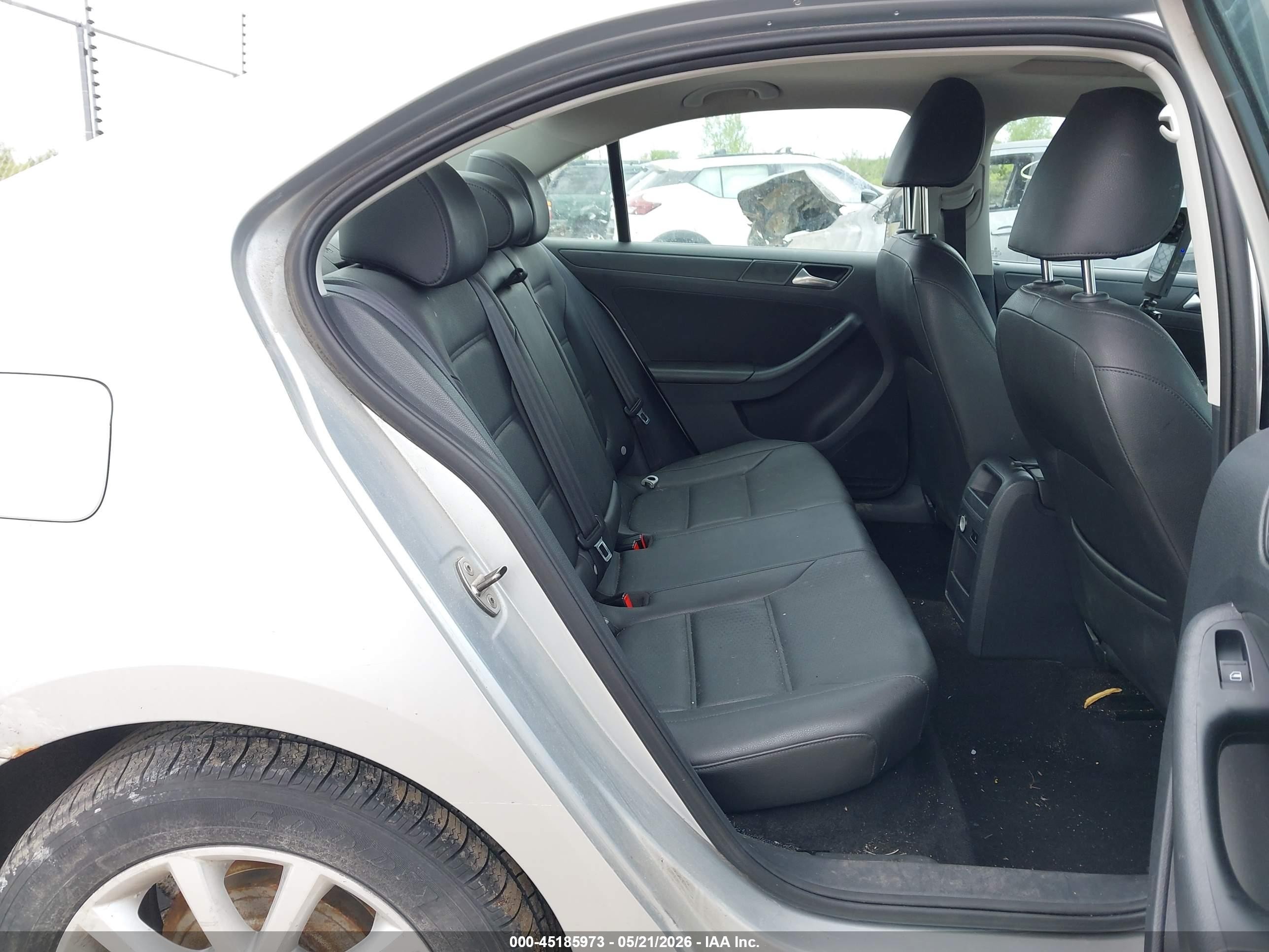 2011 Volkswagen Jetta 2.5l Se Silver vin: 3VWDX7AJXBM303541