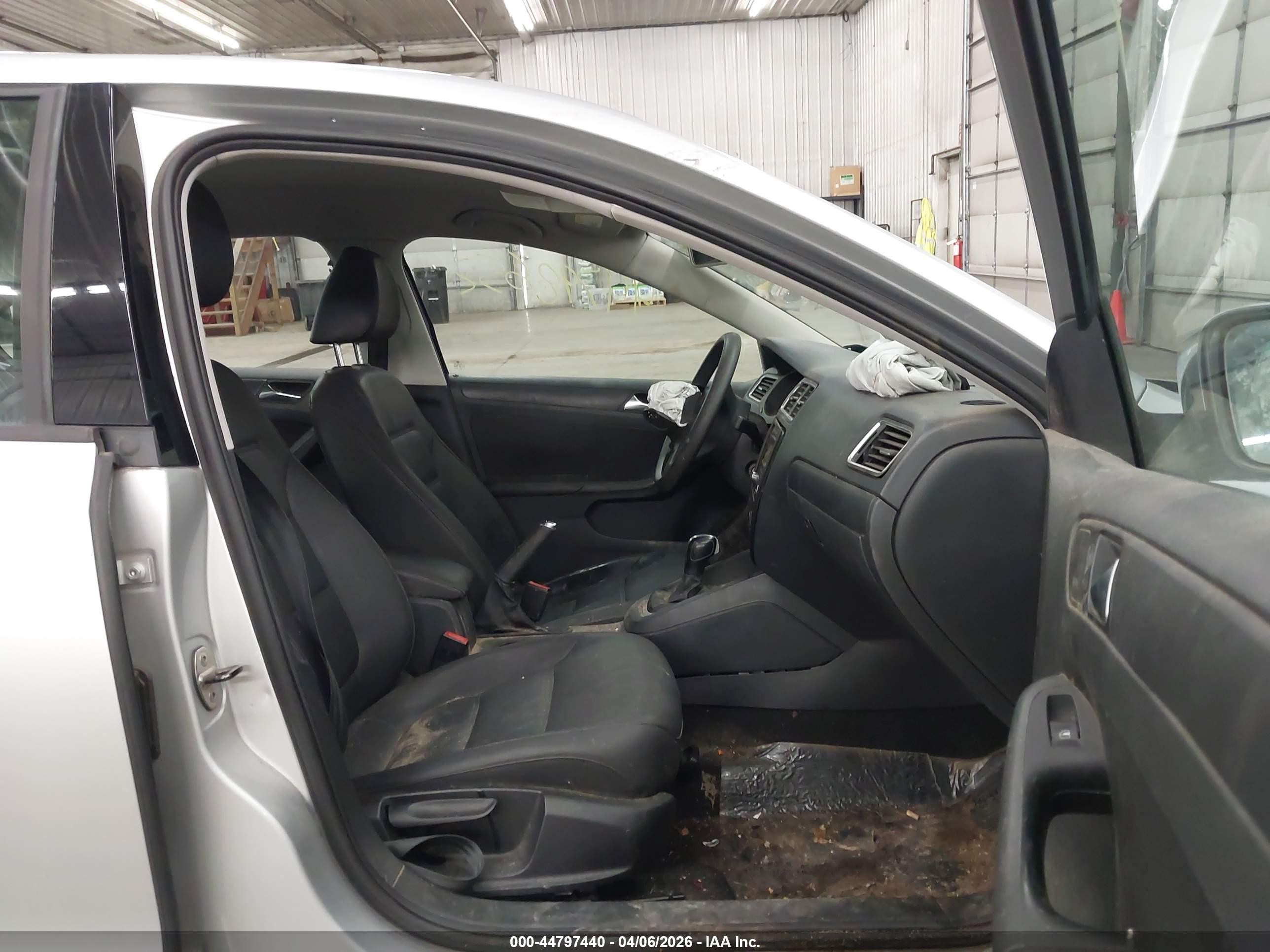 2011 Volkswagen Jetta 2.5l Se Silver vin: 3VWDX7AJXBM337706