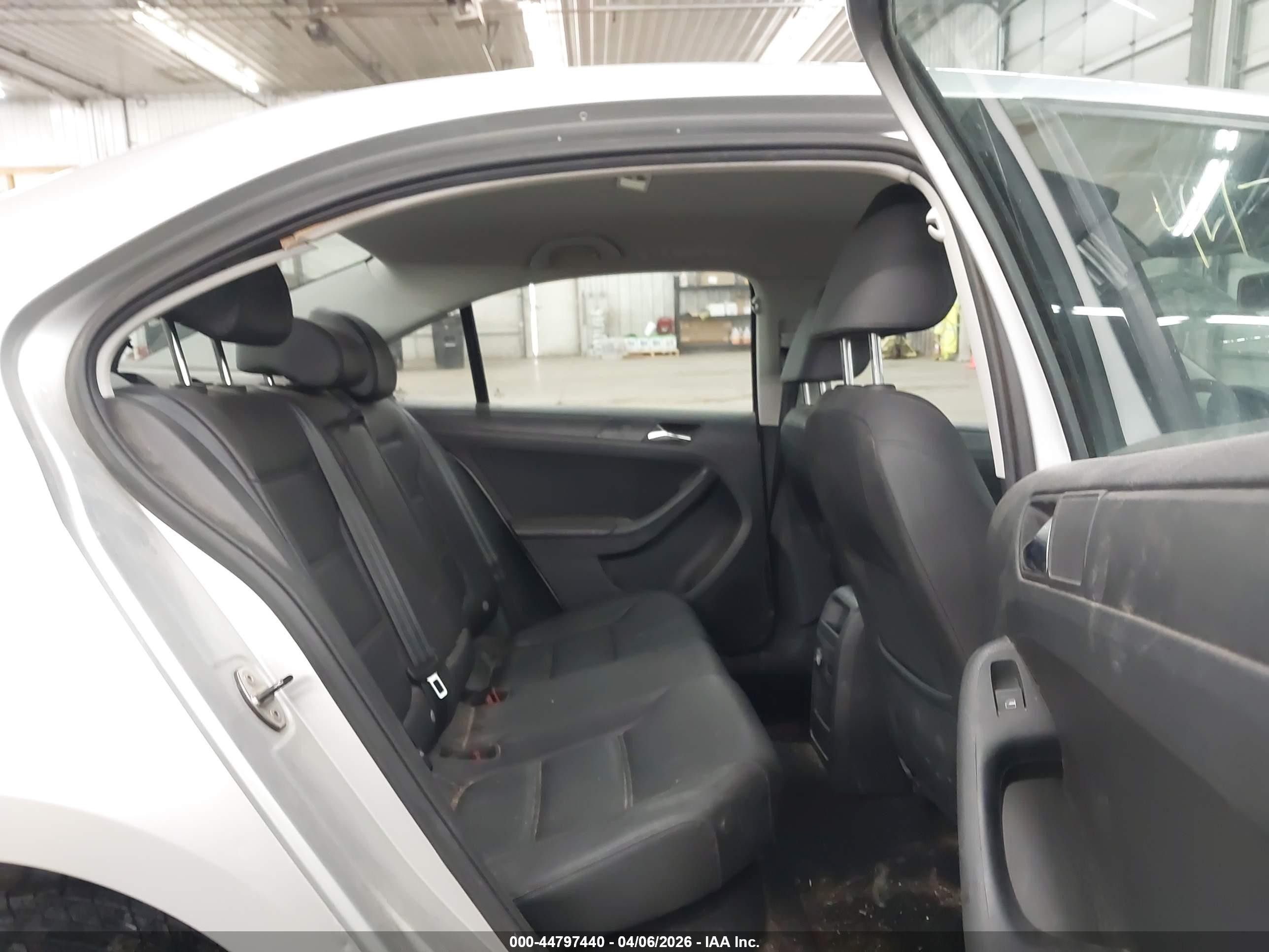 2011 Volkswagen Jetta 2.5l Se Silver vin: 3VWDX7AJXBM337706