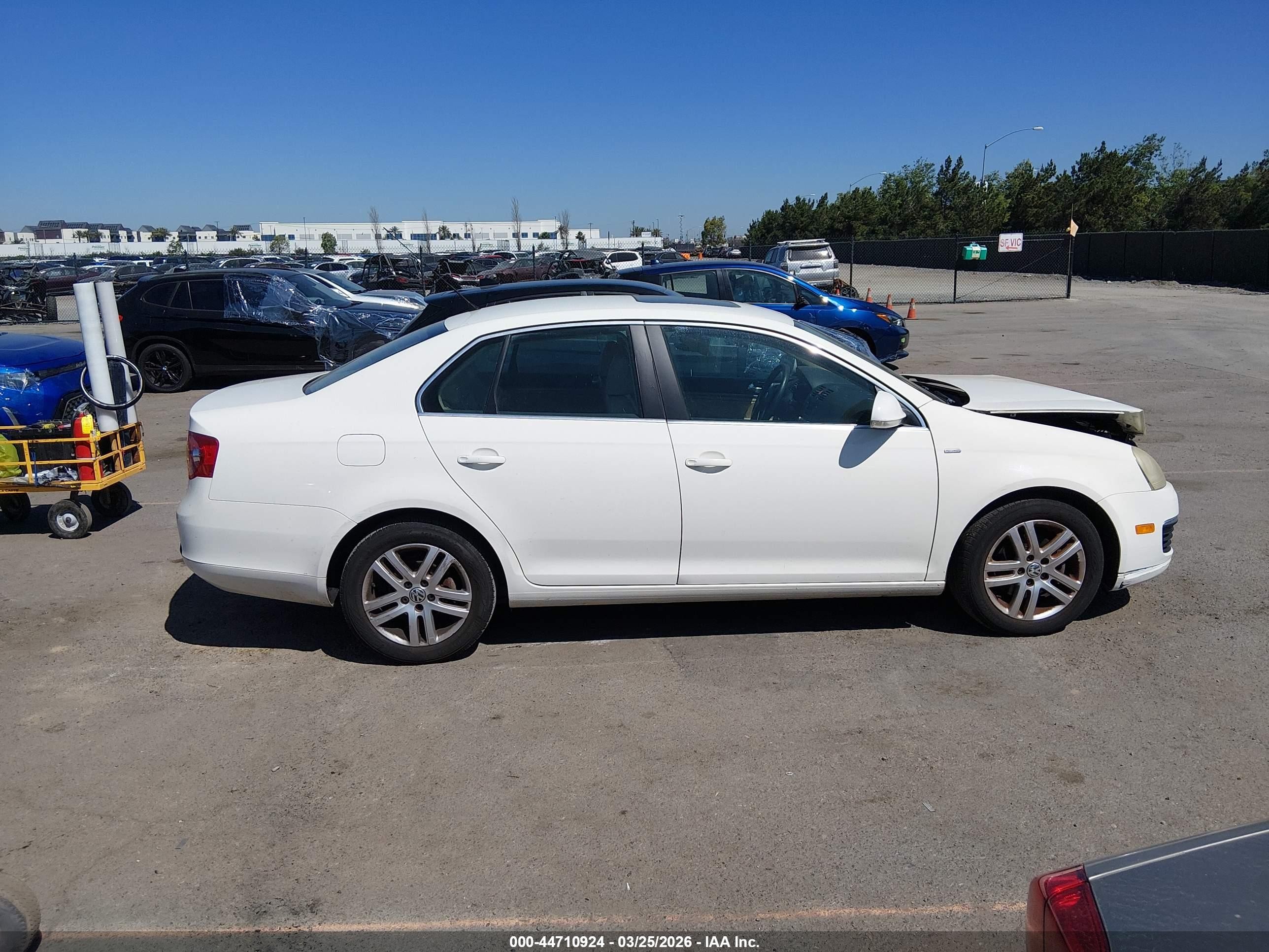 2007 Volkswagen Jetta Wolfsburg Edition White vin: 3VWEF71K87M064272