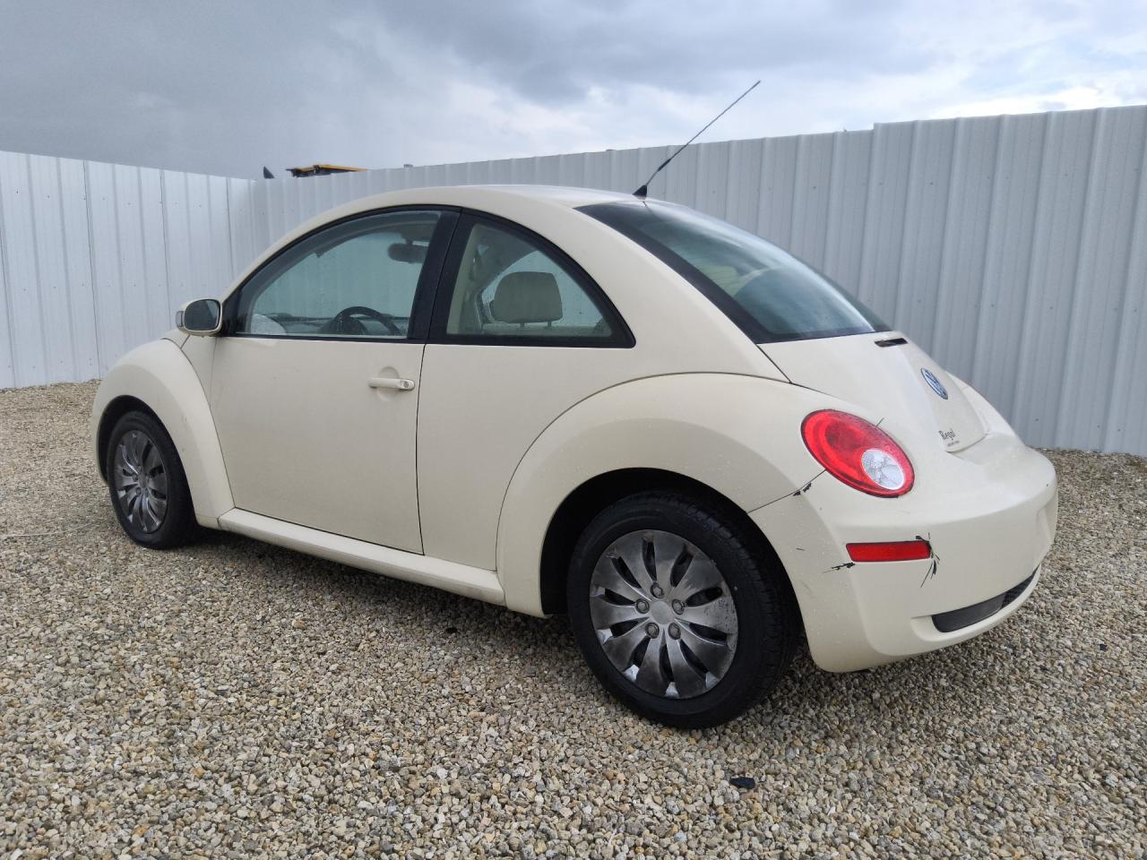 2007 Volkswagen New Beetle 2.5l Cream vin: 3VWEW31C97M518532 Damage: Left Front Wheel Cover, Curb Rash, > 12 Inches