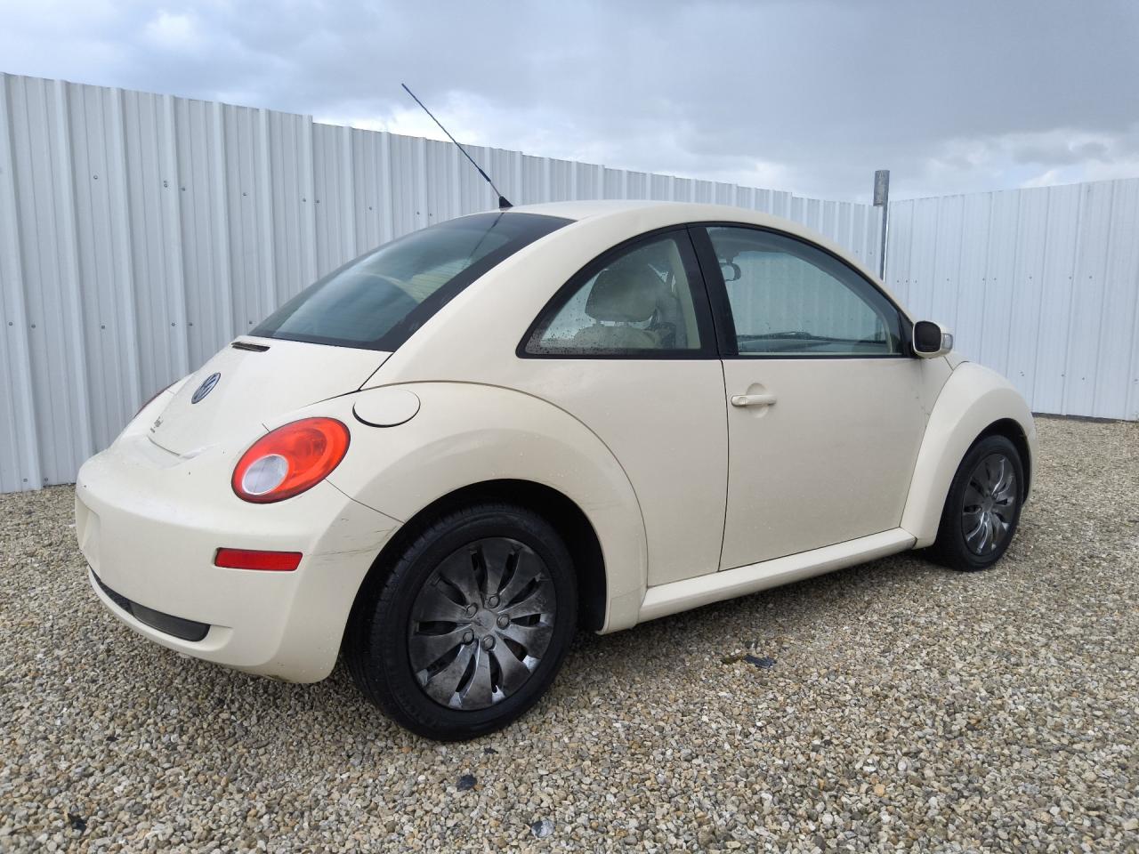 2007 Volkswagen New Beetle 2.5l Cream vin: 3VWEW31C97M518532 Damage: Right Rear Wheel Cover, Curb Rash, > 12 Inches