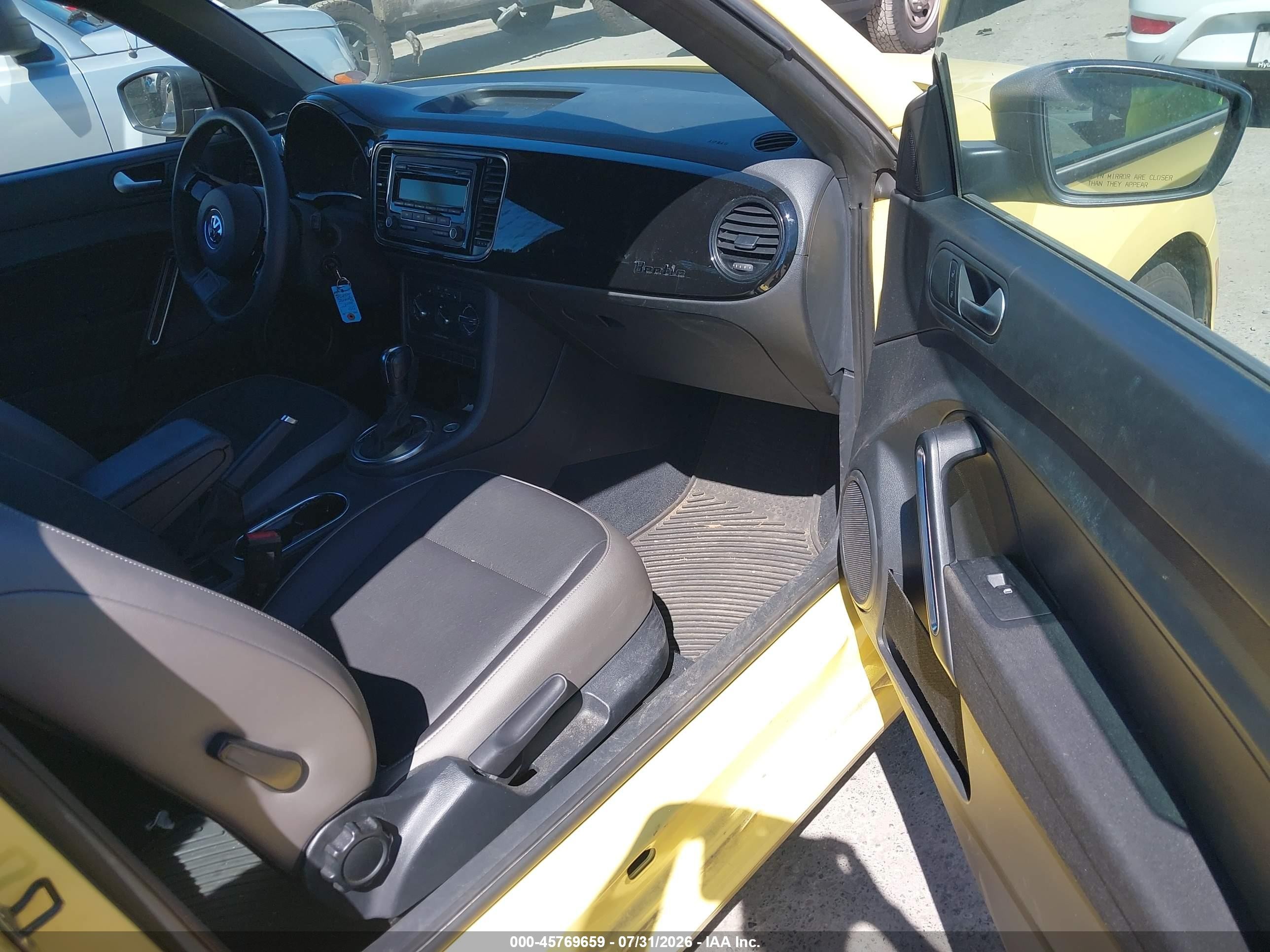 2015 Volkswagen Beetle 1.8t Fleet Edition Желтый vin: 3VWF17AT0FM608502
