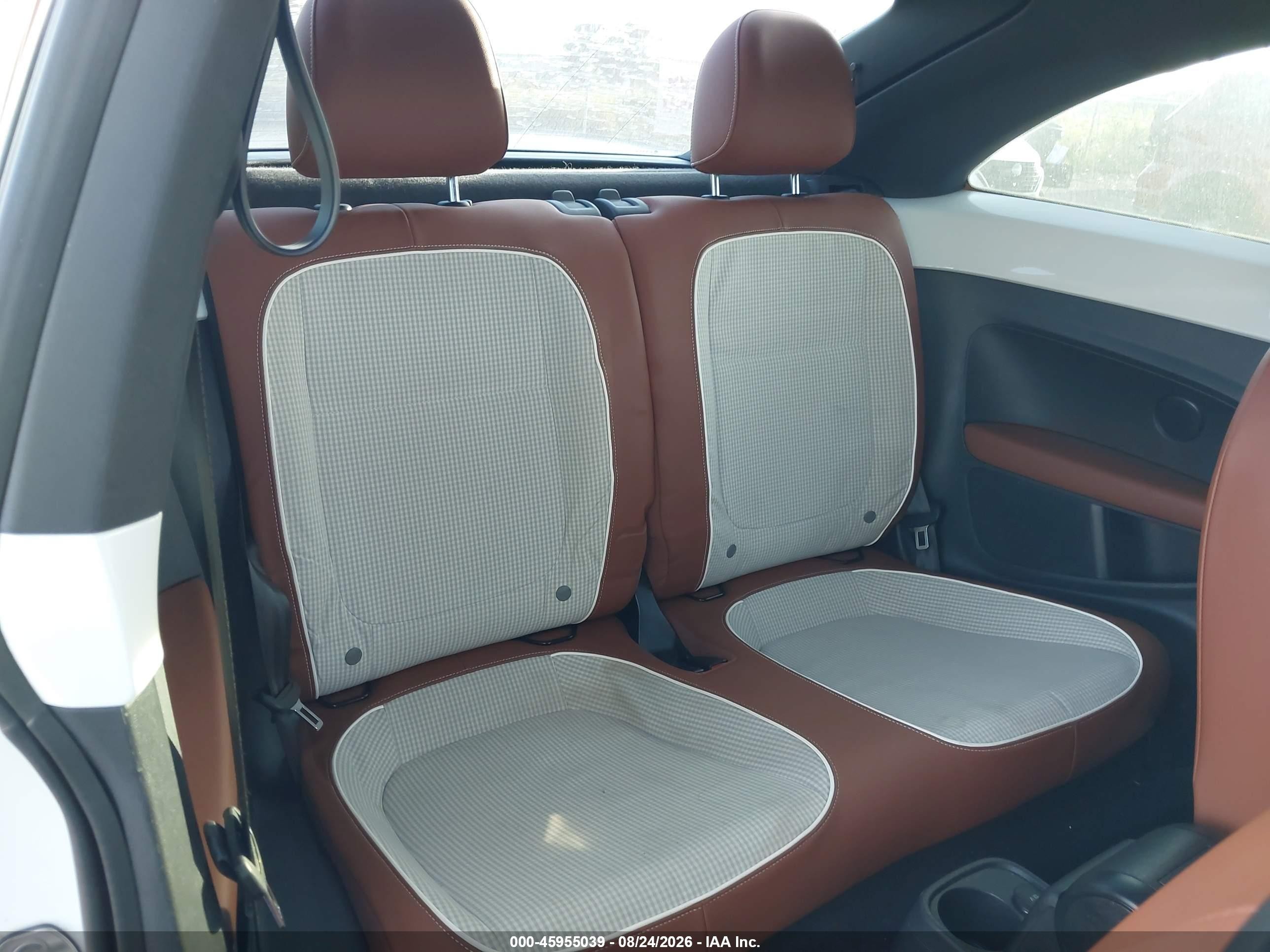 2017 Volkswagen Beetle #pinkbeetle/1.8t Classic/1.8t S Белый vin: 3VWF17AT4HM618856