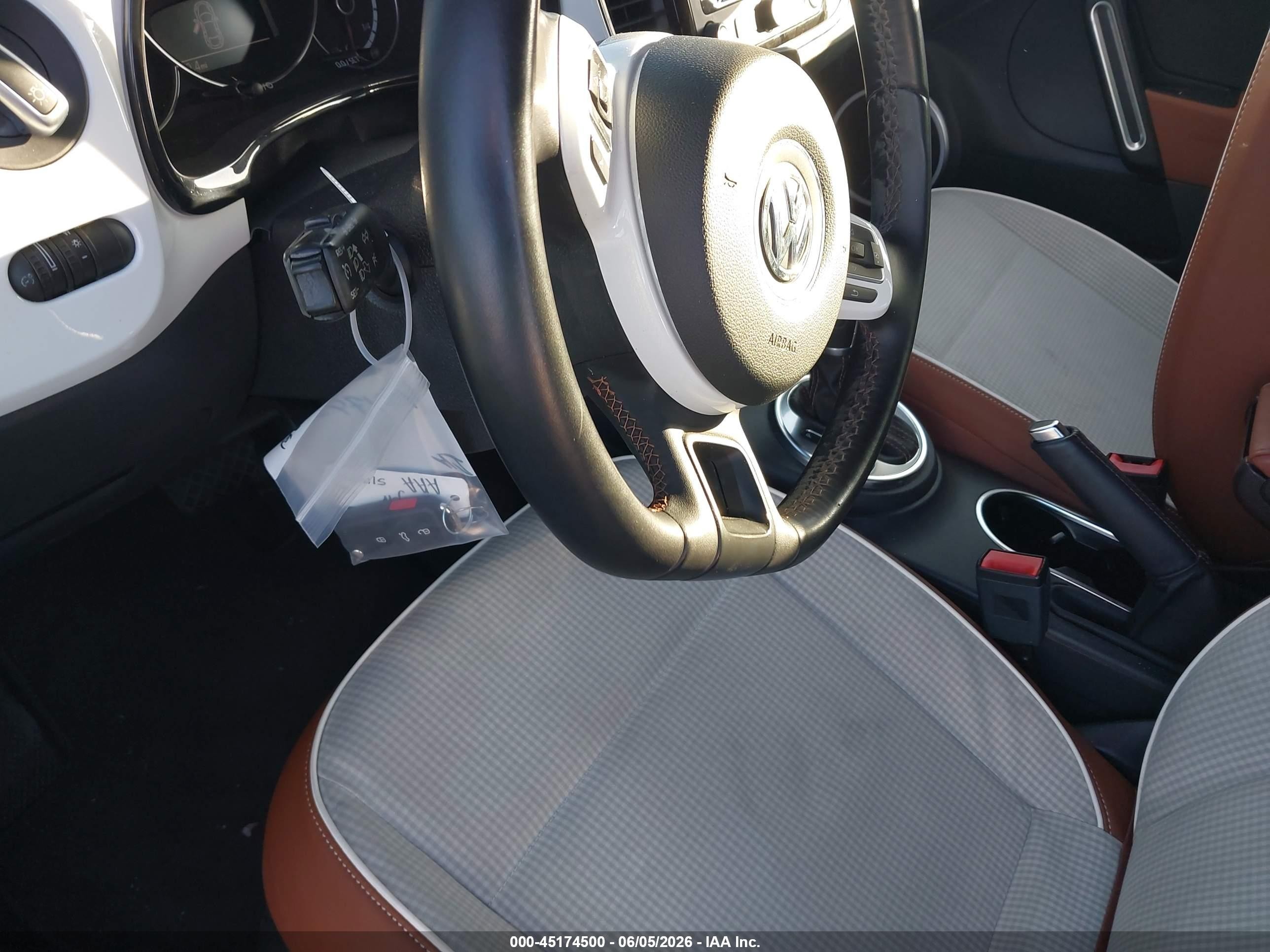 2015 Volkswagen Beetle 1.8t Classic White vin: 3VWF17ATXFM653432