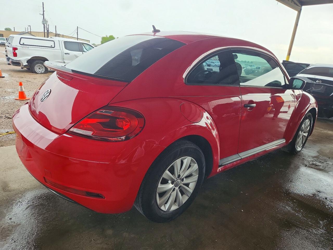 2018 Volkswagen Beetle Red vin: 3VWFD7AT2JM721514