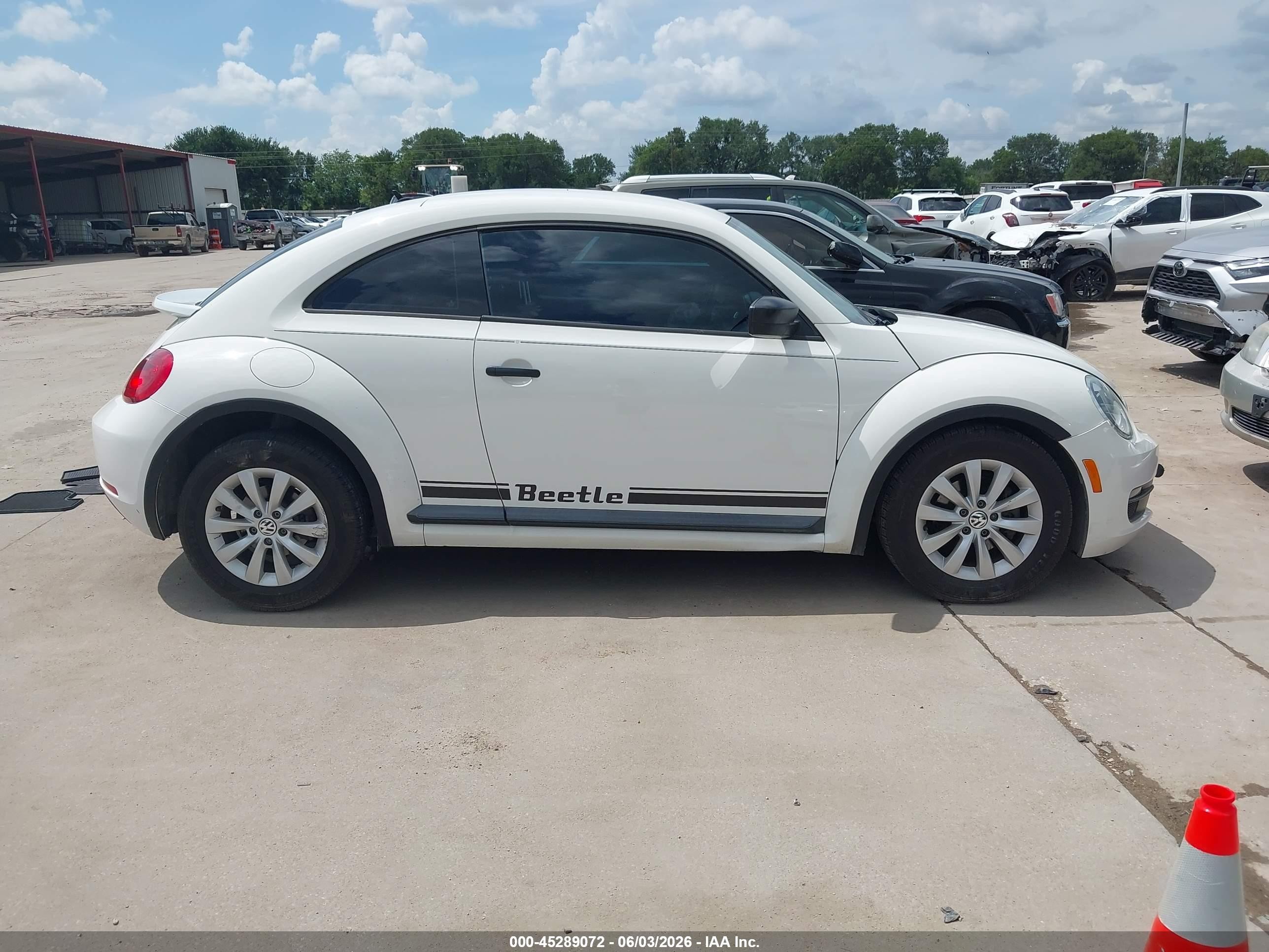 2013 Volkswagen Beetle 2.5l Entry White vin: 3VWFP7AT0DM627661