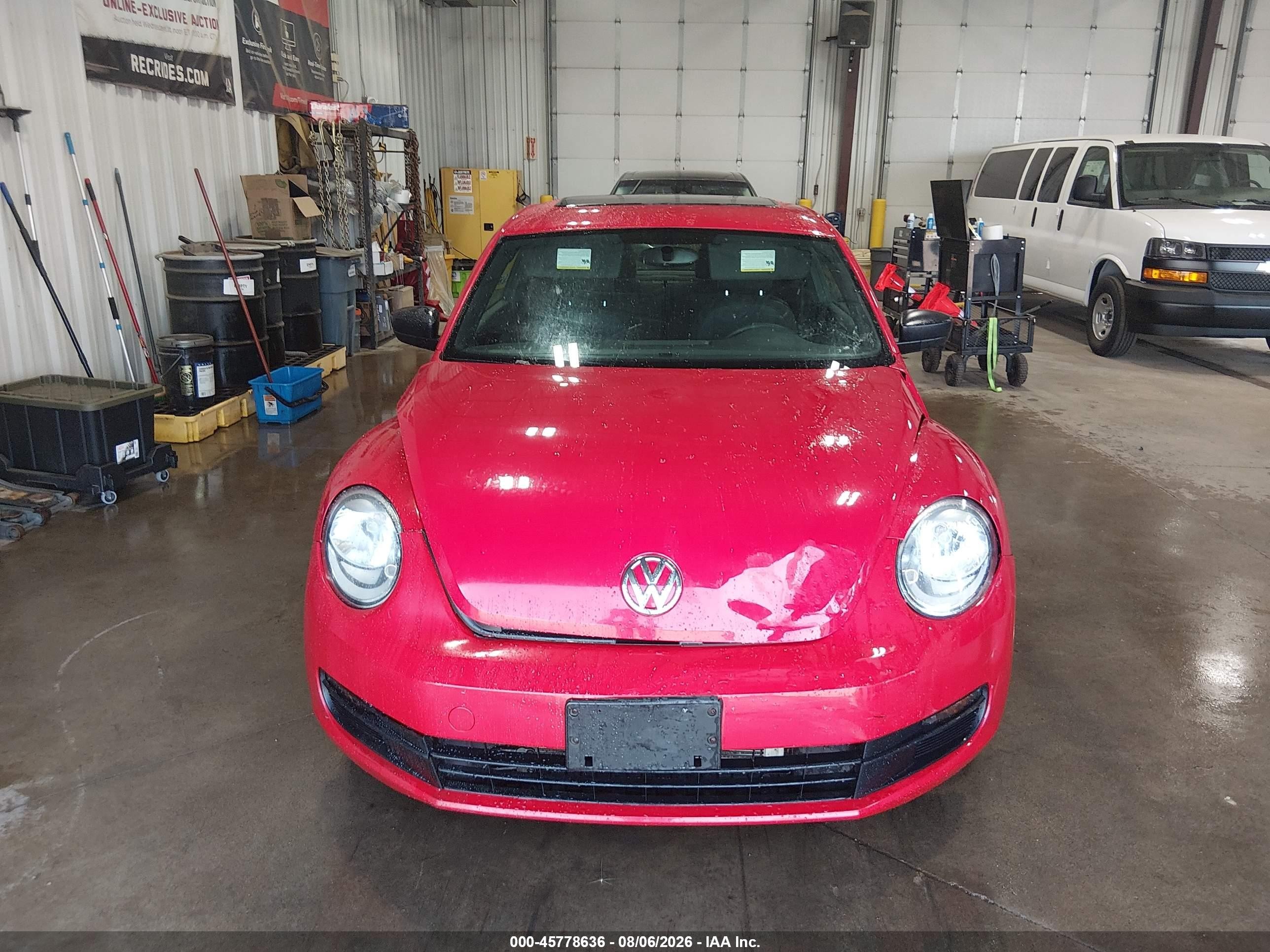 2014 Volkswagen Beetle 2.5l Entry Red vin: 3VWFP7AT2EM625573