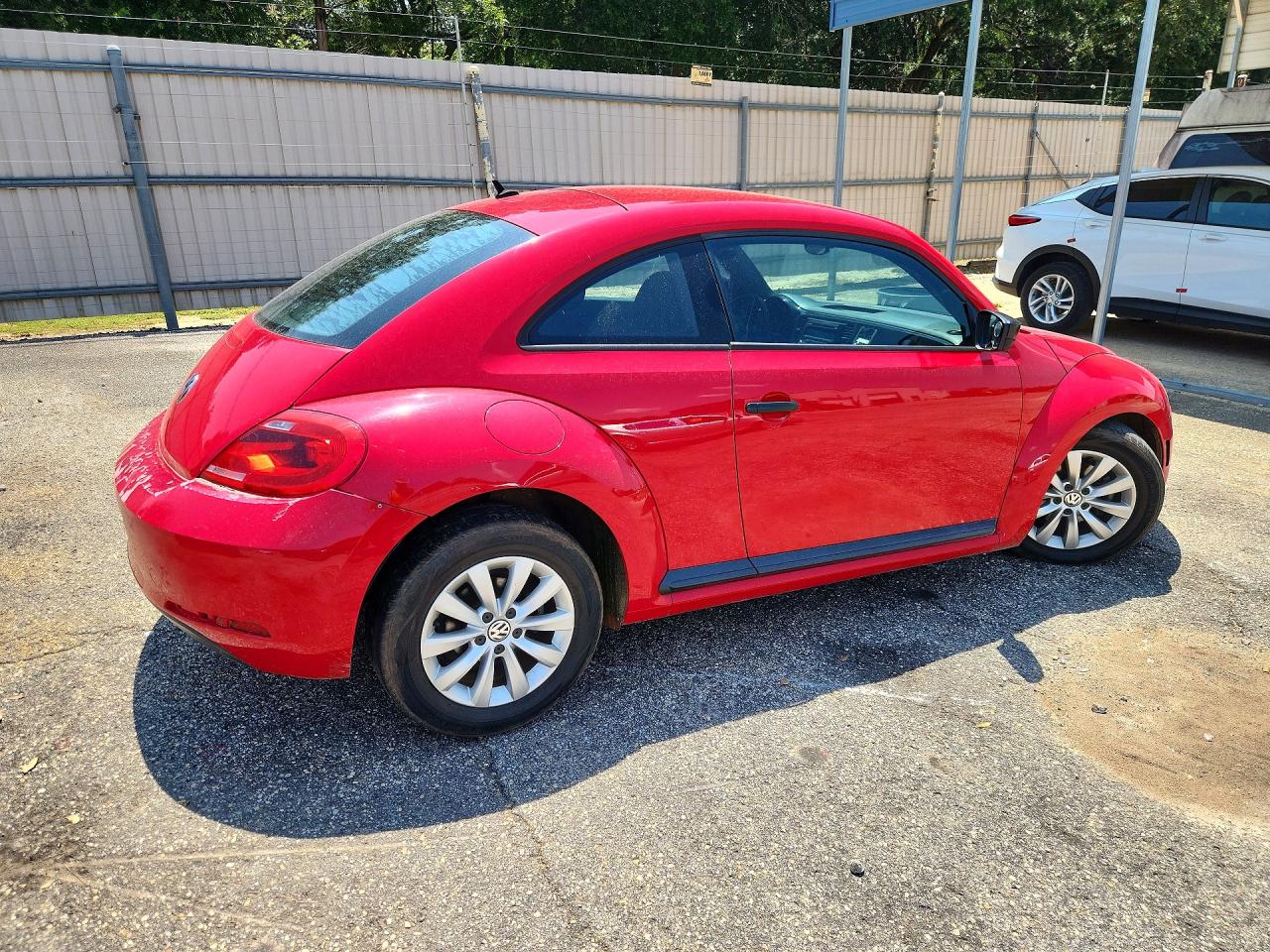 2014 Volkswagen Beetle Red vin: 3VWFP7AT6EM604032
