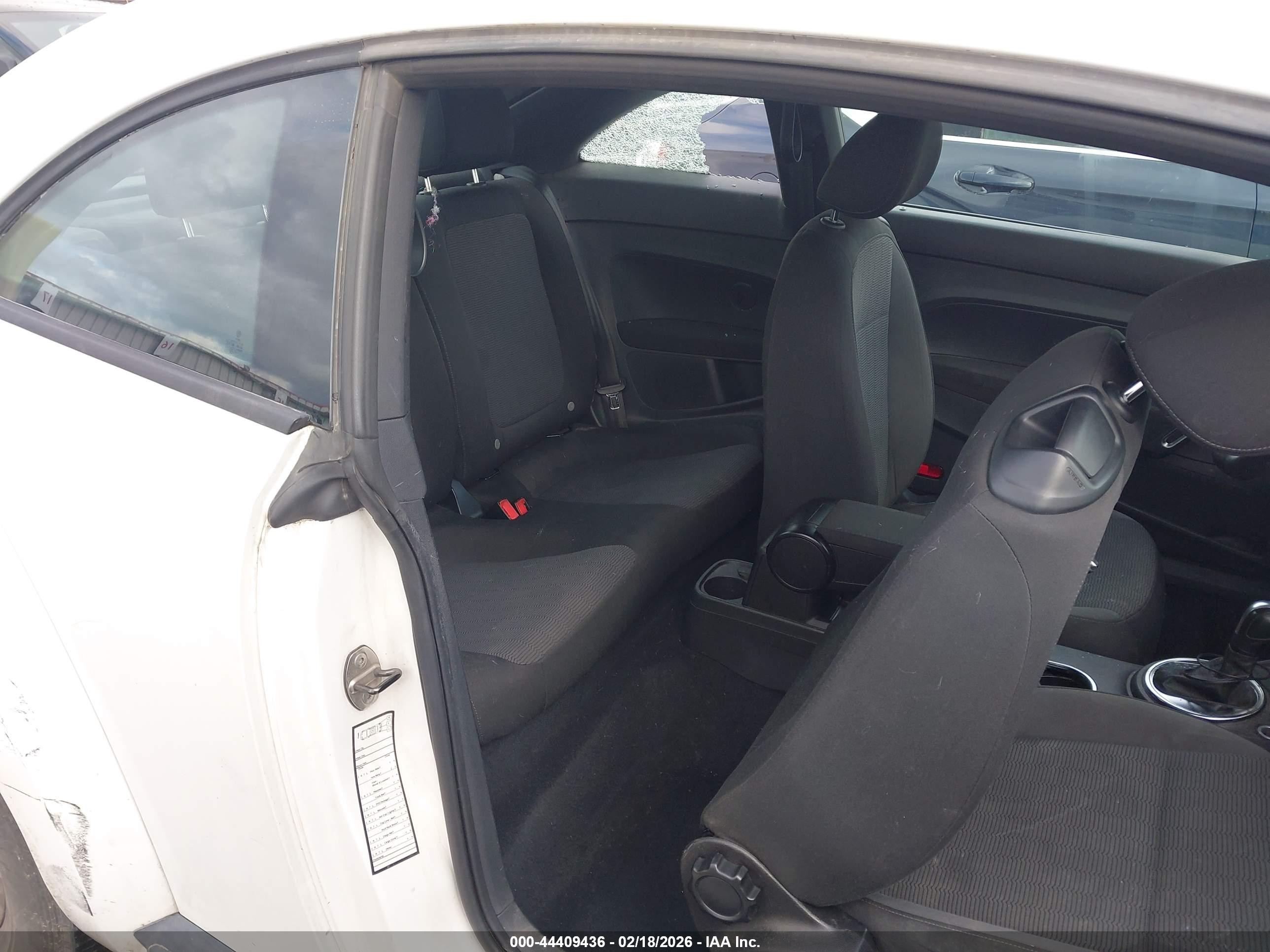 2013 Volkswagen Beetle 2.5l Entry White vin: 3VWFP7AT8DM652808