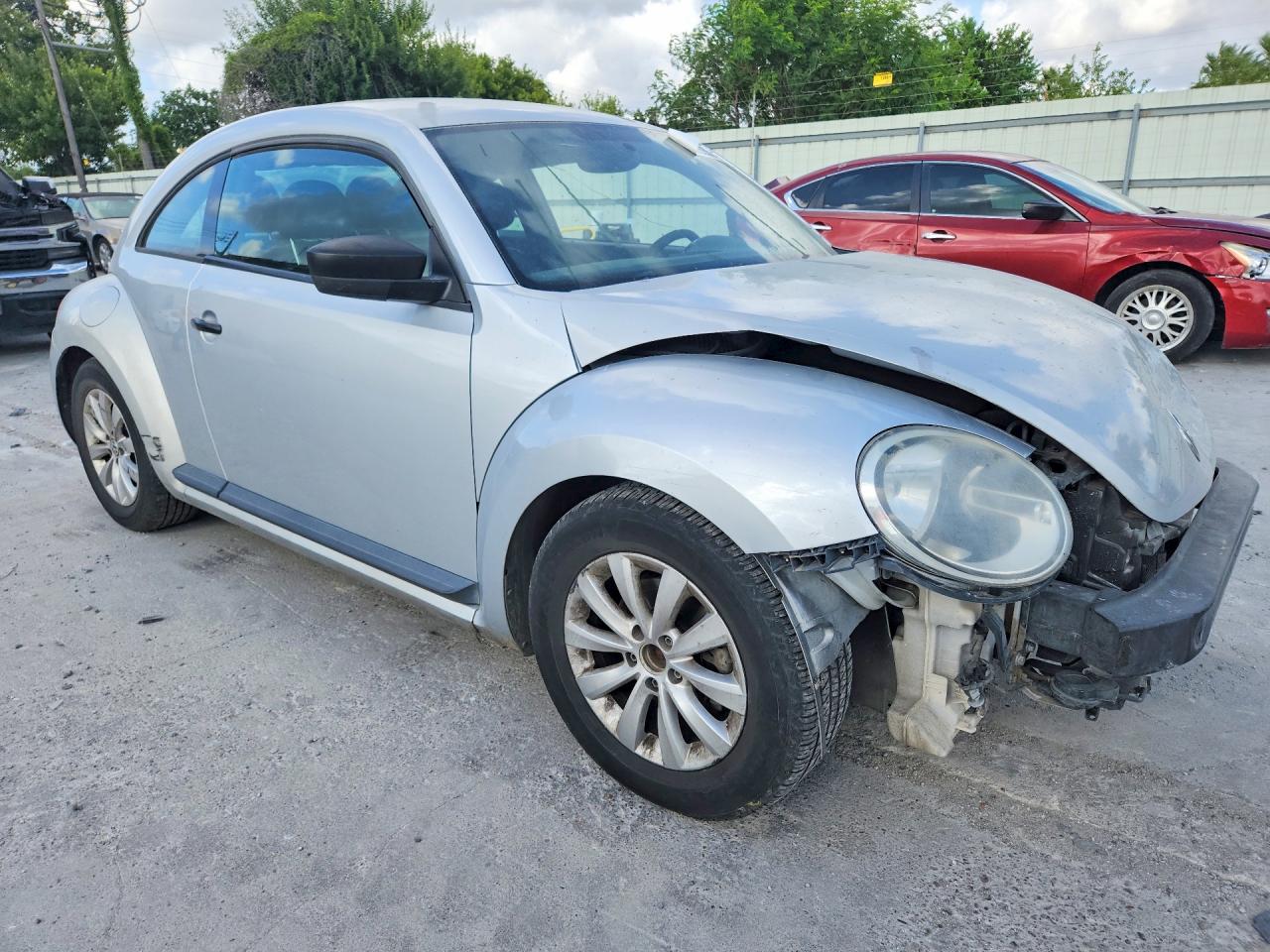 2013 Volkswagen Beetle Серебряный vin: 3VWFP7AT9DM660867