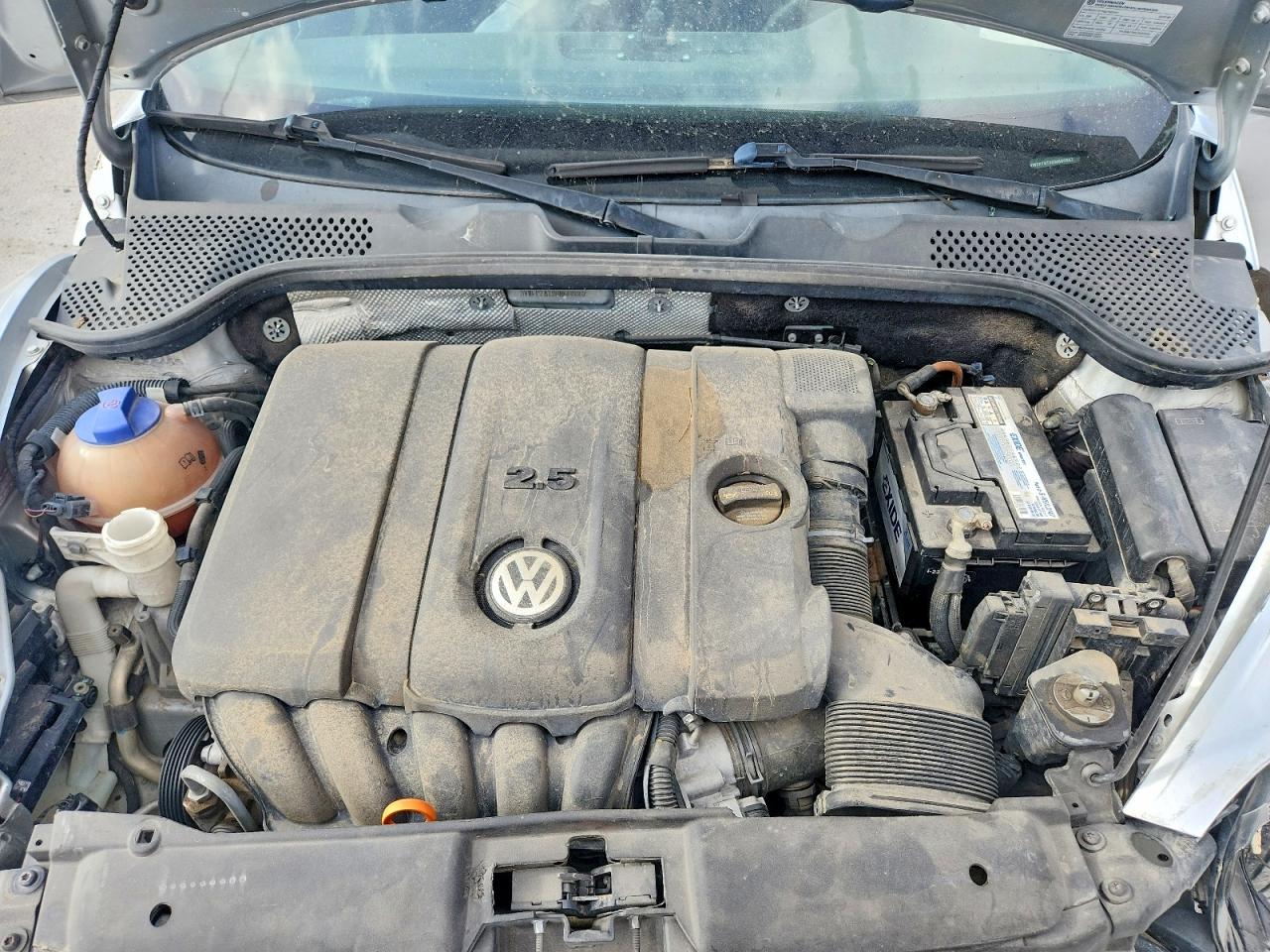 2013 Volkswagen Beetle Серебряный vin: 3VWFP7AT9DM660867