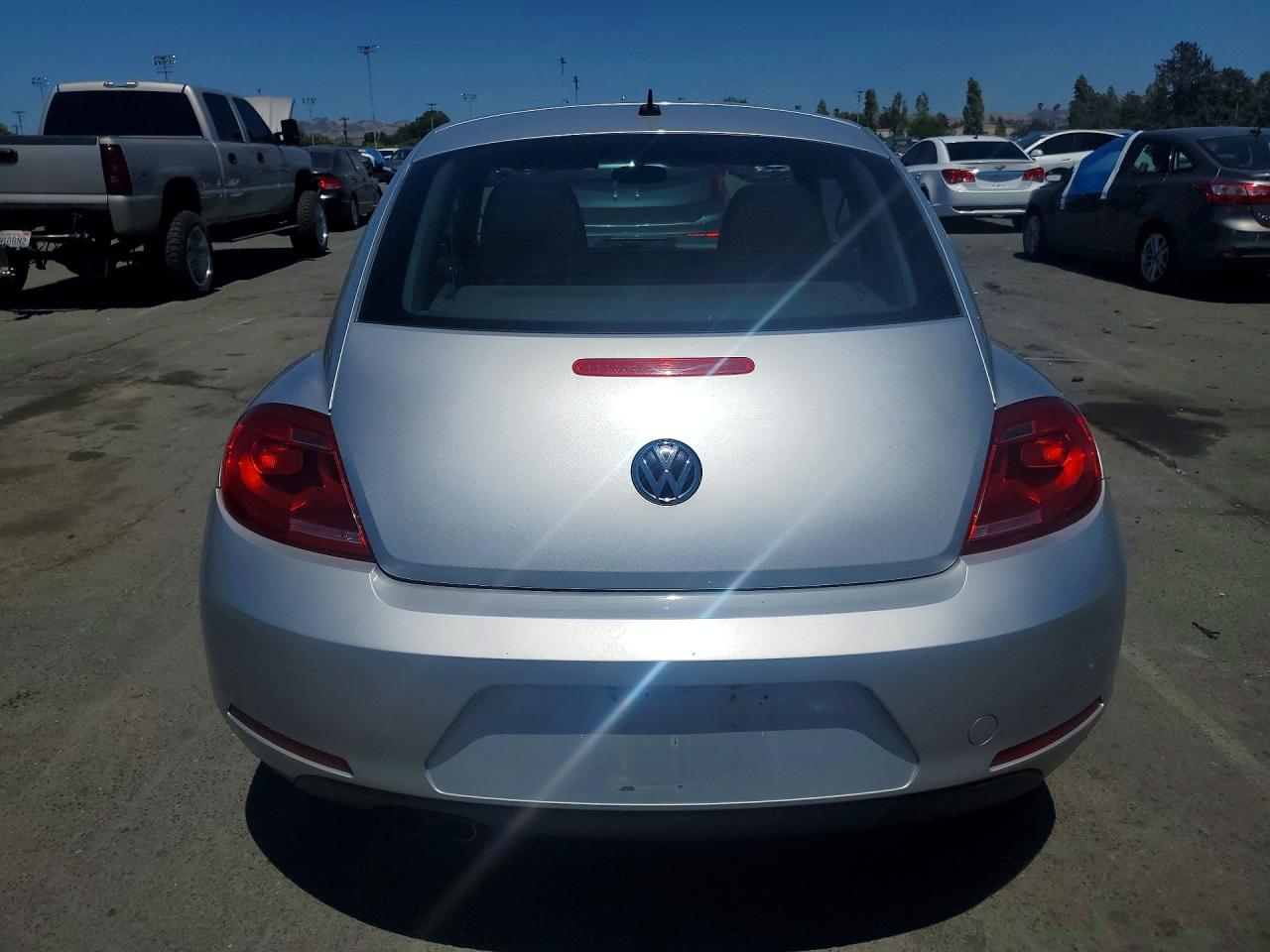 2013 Volkswagen Beetle Серебряный vin: 3VWFP7ATXDM646878