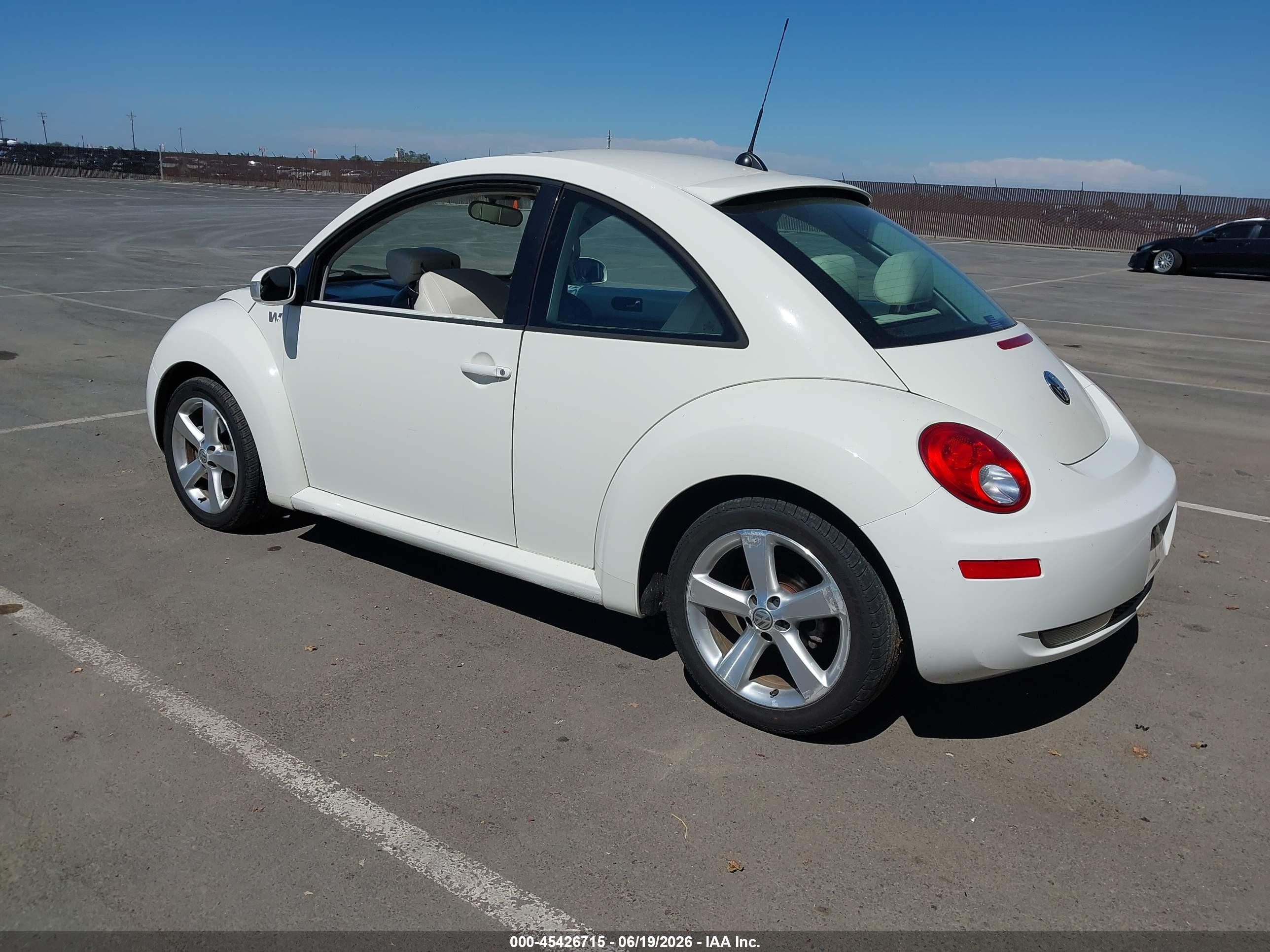2008 Volkswagen New Beetle Triple White Beige vin: 3VWFW31C78M511083