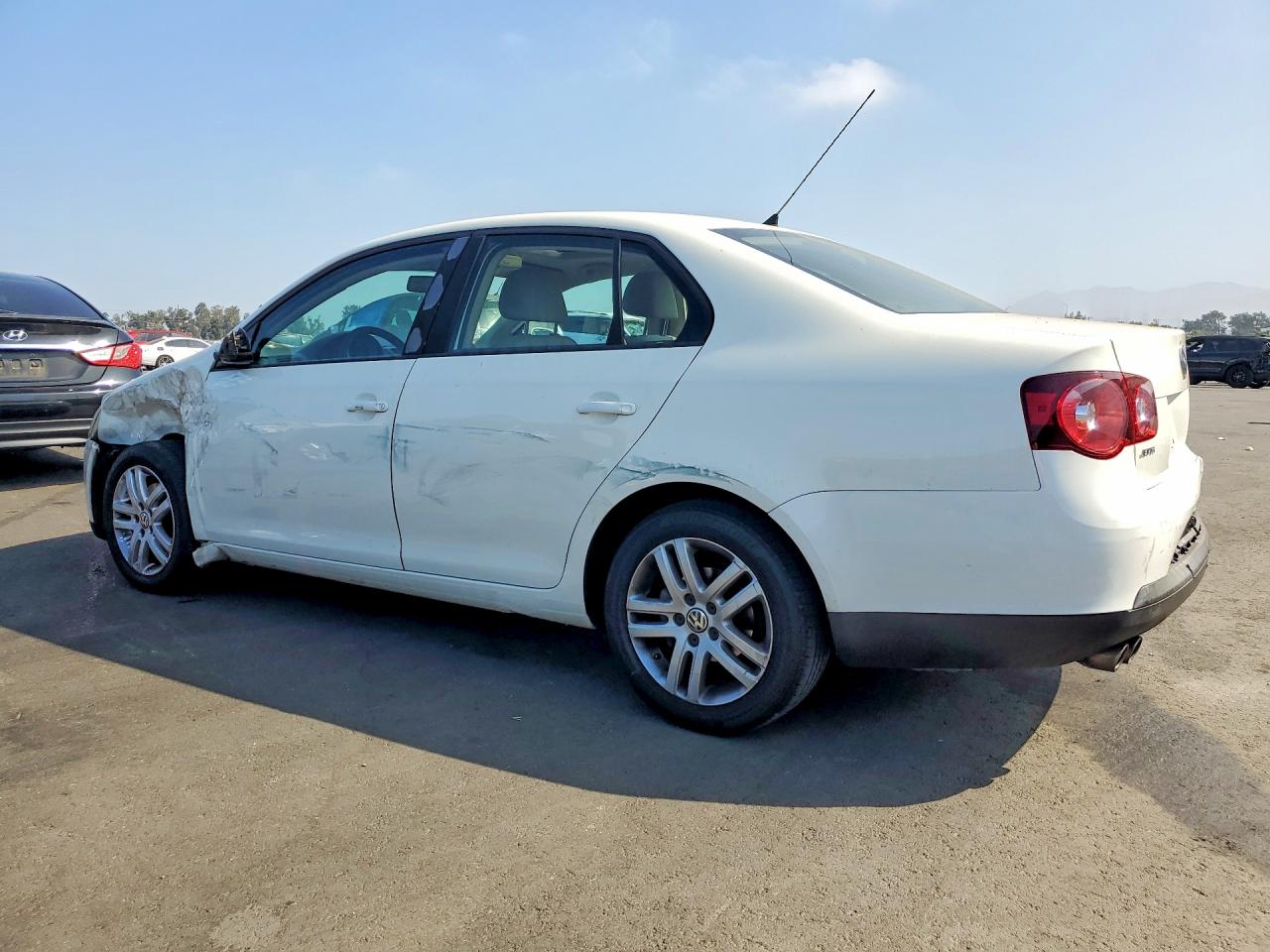 2008 Volkswagen Jetta White vin: 3VWHM71K38M087401