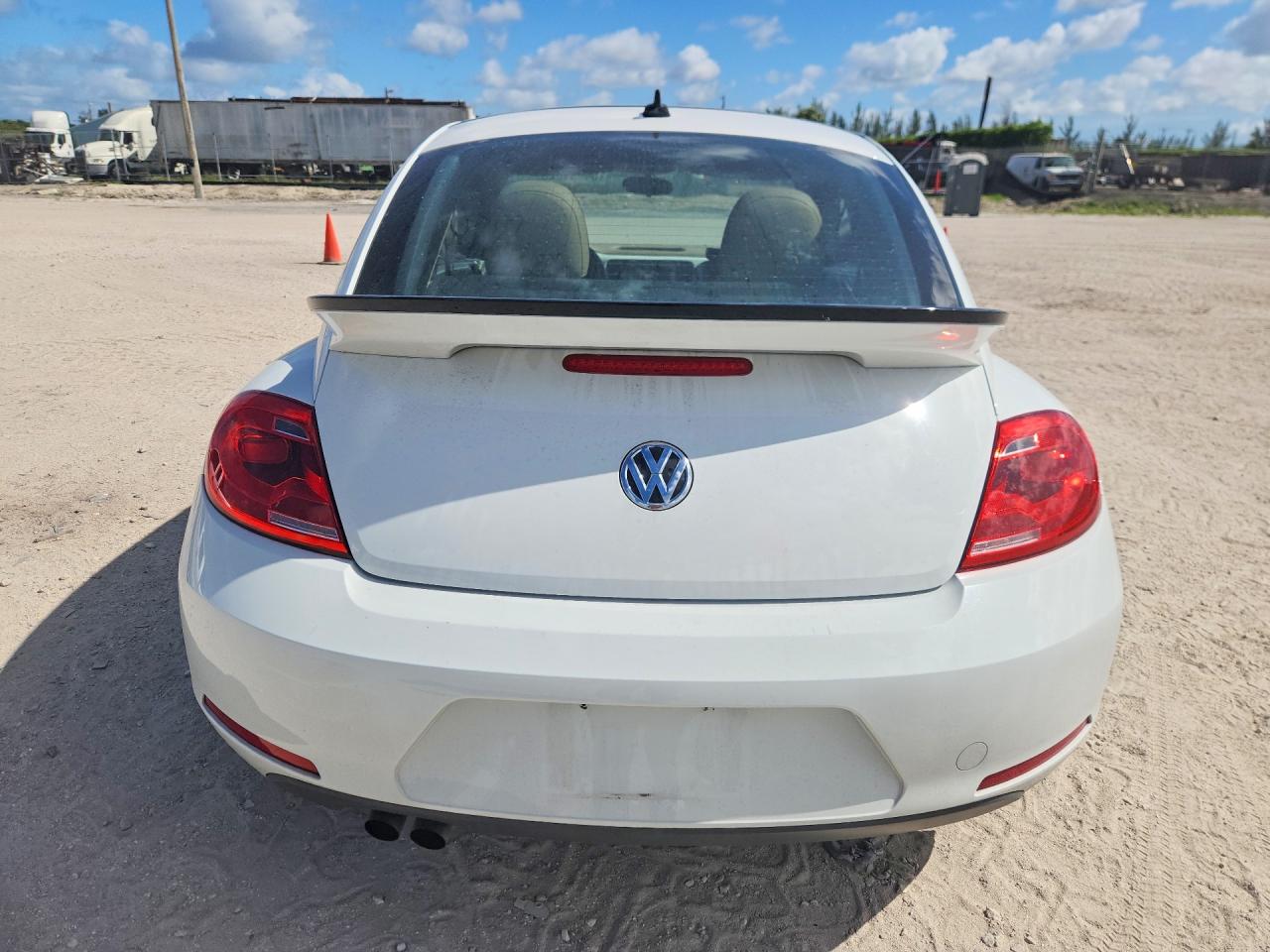 2015 Volkswagen Beetle 1.8t Белый vin: 3VWJ07AT1FM646303