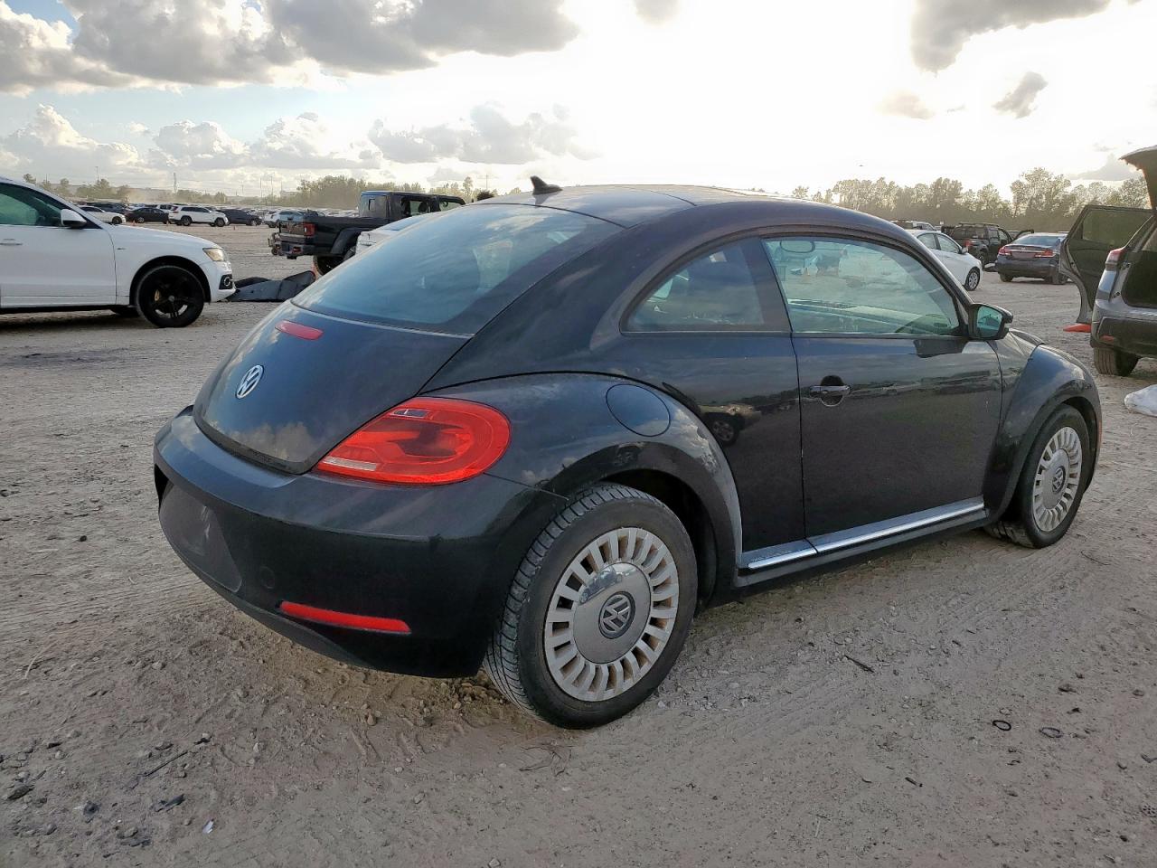 2015 Volkswagen Beetle 1.8t Черный vin: 3VWJ17AT3FM641598