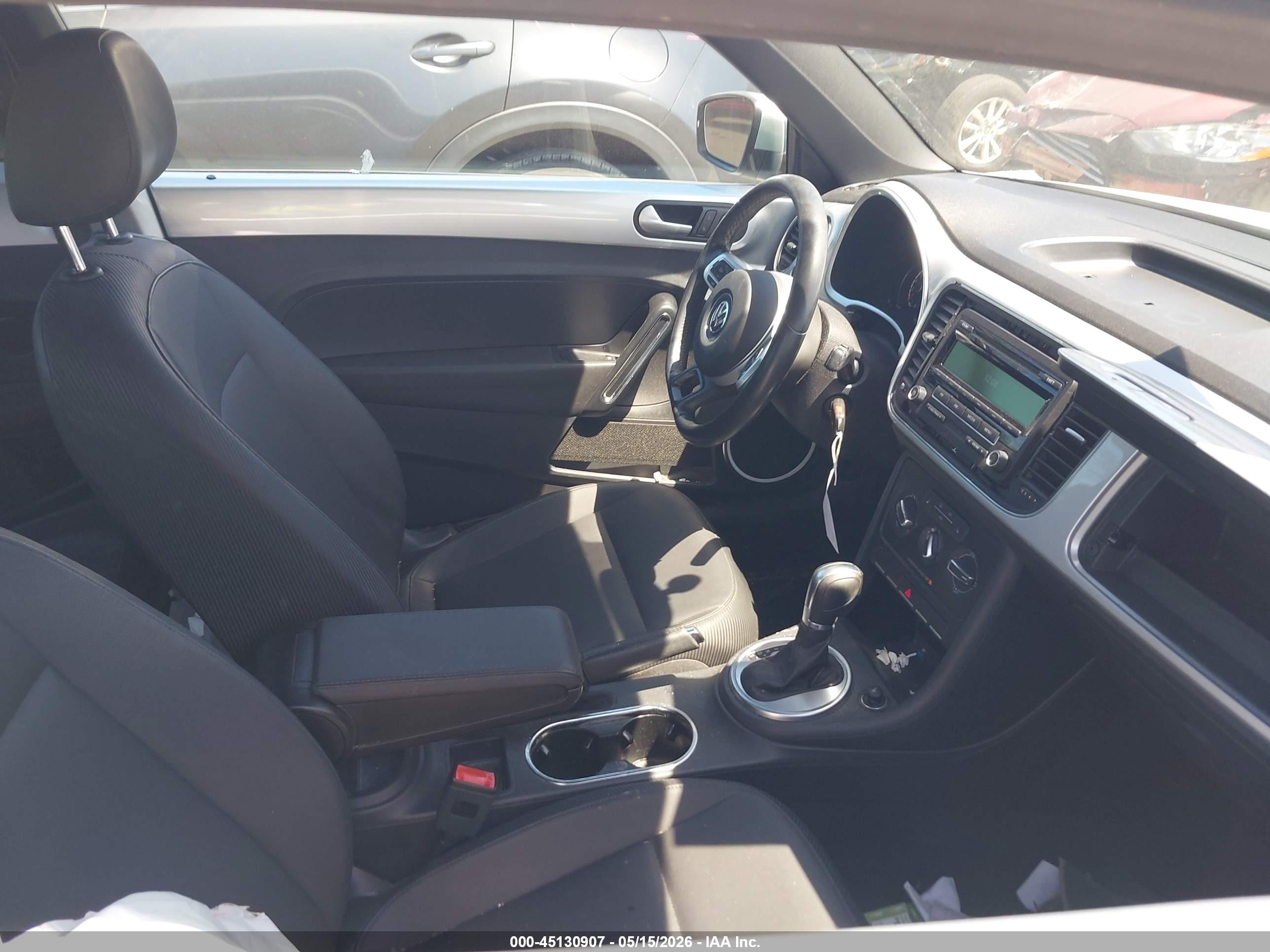 2015 Volkswagen Beetle 1.8t Серебряный vin: 3VWJ17AT8FM642827