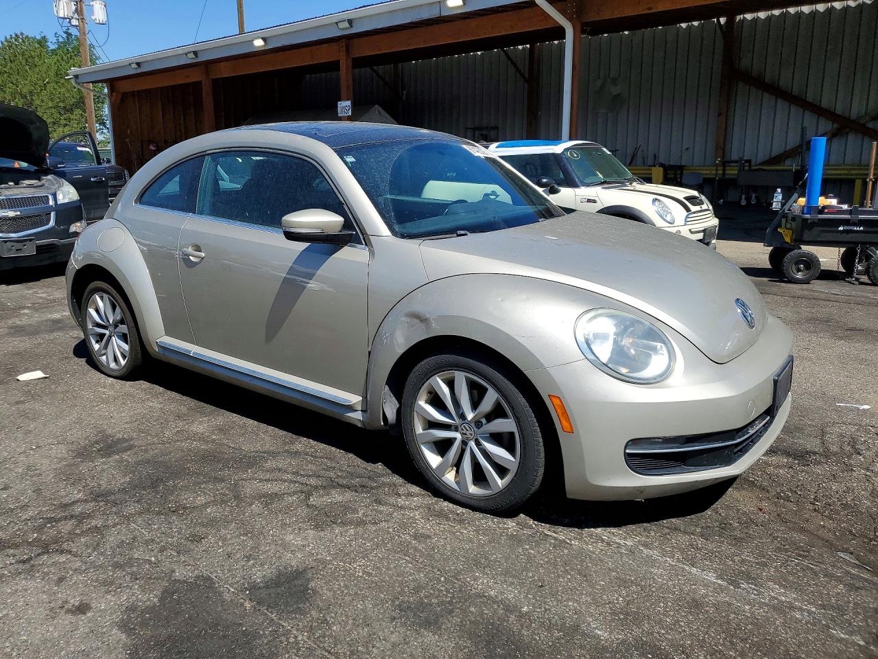 2013 Volkswagen Beetle Золотой vin: 3VWJL7AT4DM688517