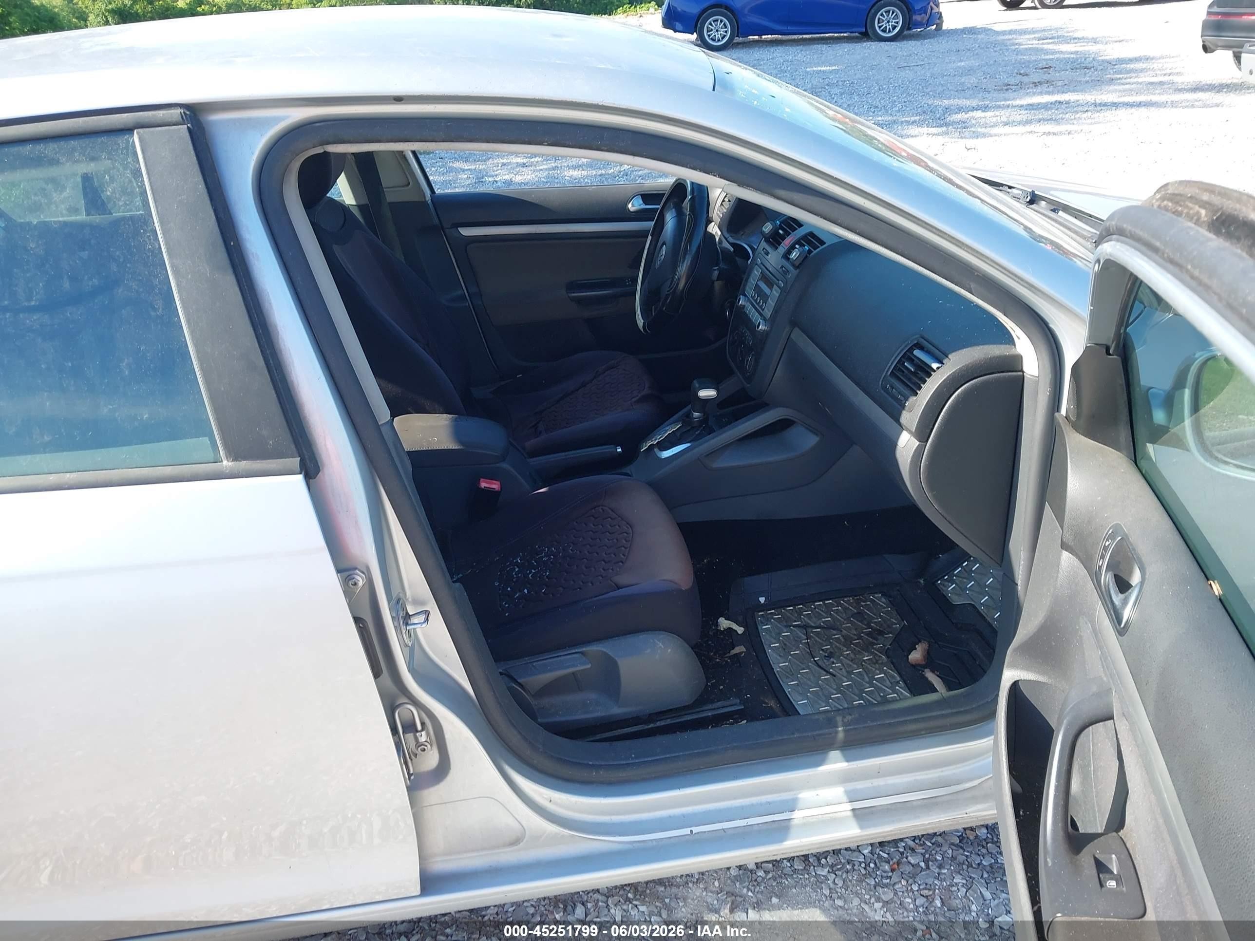 2009 Volkswagen Jetta S Silver vin: 3VWJM71K19M027670