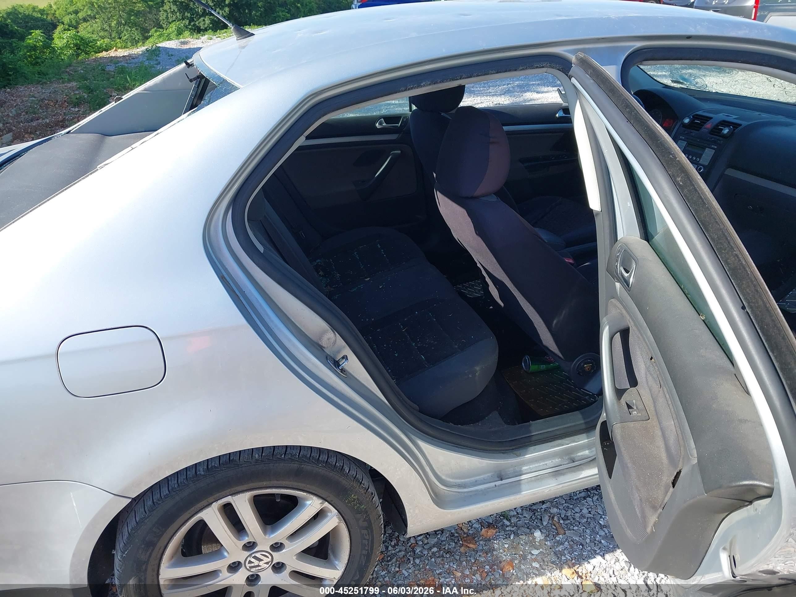 2009 Volkswagen Jetta S Silver vin: 3VWJM71K19M027670