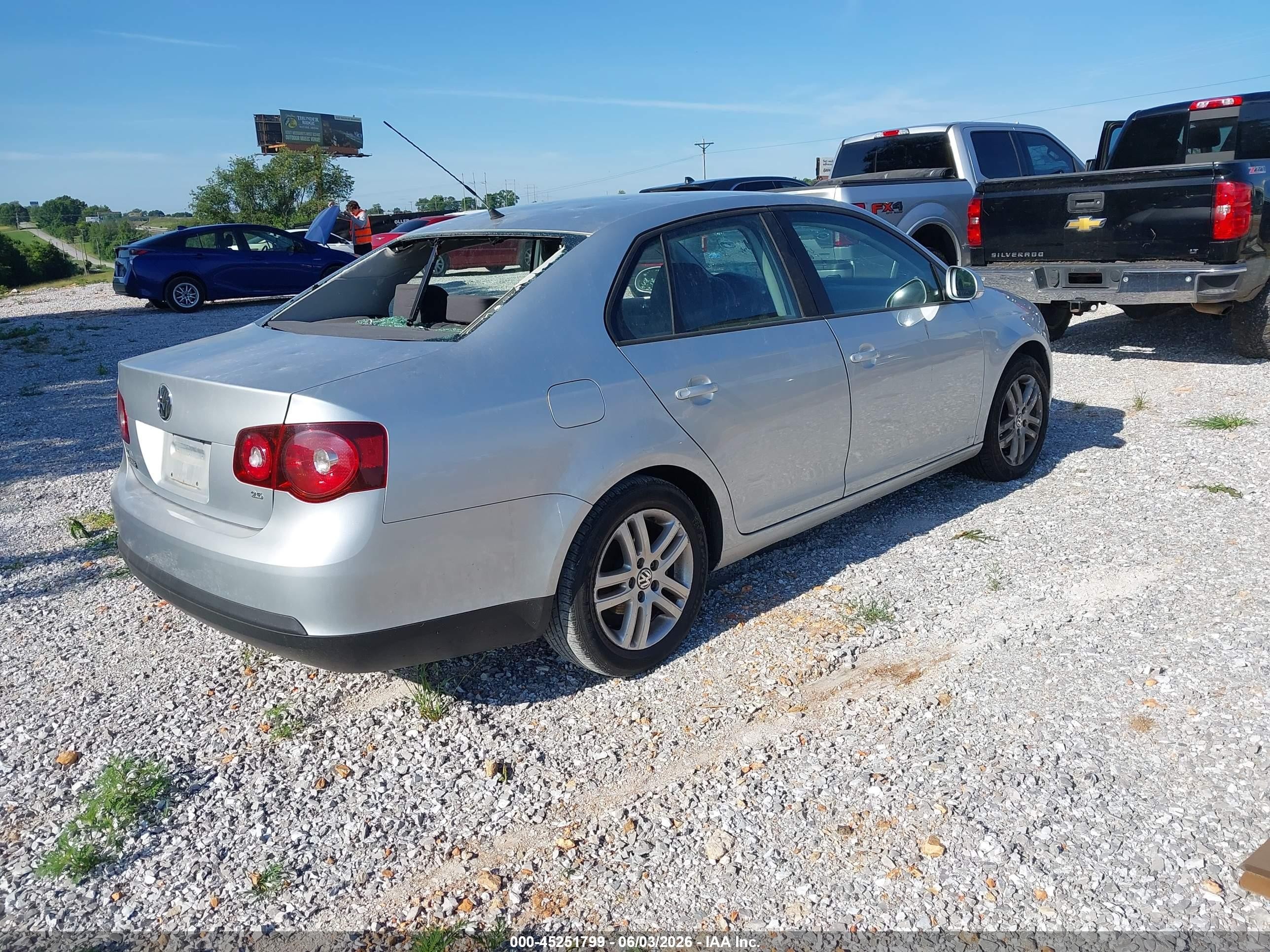 2009 Volkswagen Jetta S Silver vin: 3VWJM71K19M027670