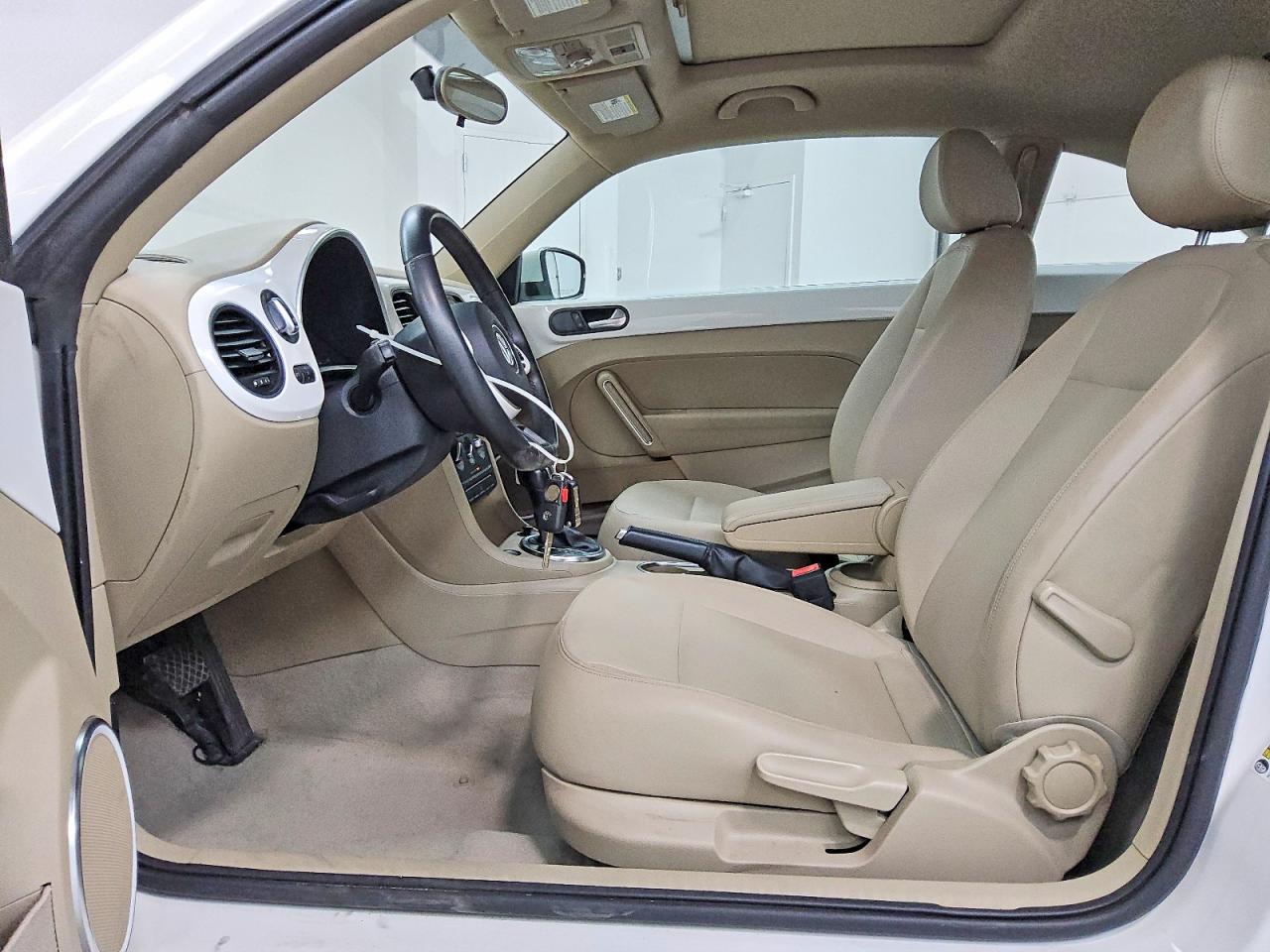 2014 Volkswagen Beetle White vin: 3VWJP7AT1EM623307