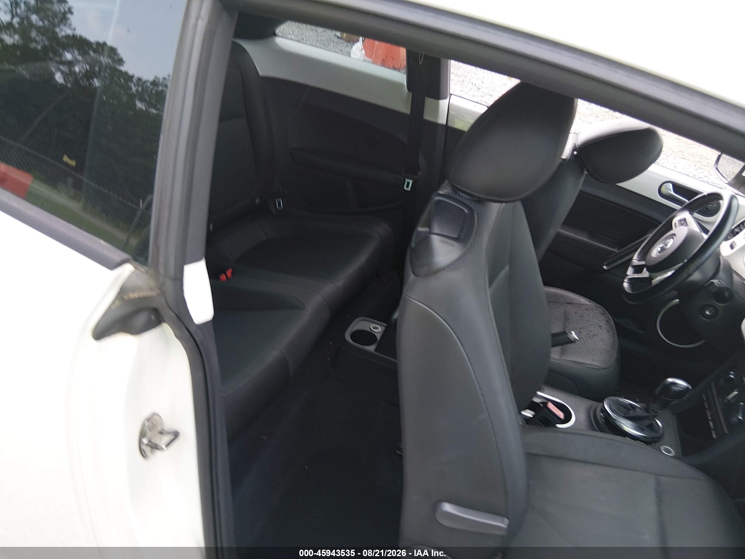 2014 Volkswagen Beetle 2.5l White vin: 3VWJP7AT4EM628159