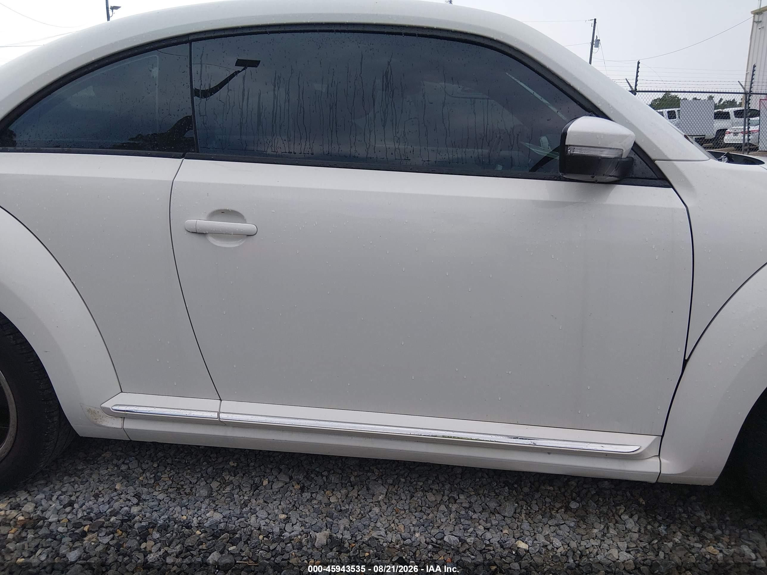 2014 Volkswagen Beetle 2.5l White vin: 3VWJP7AT4EM628159