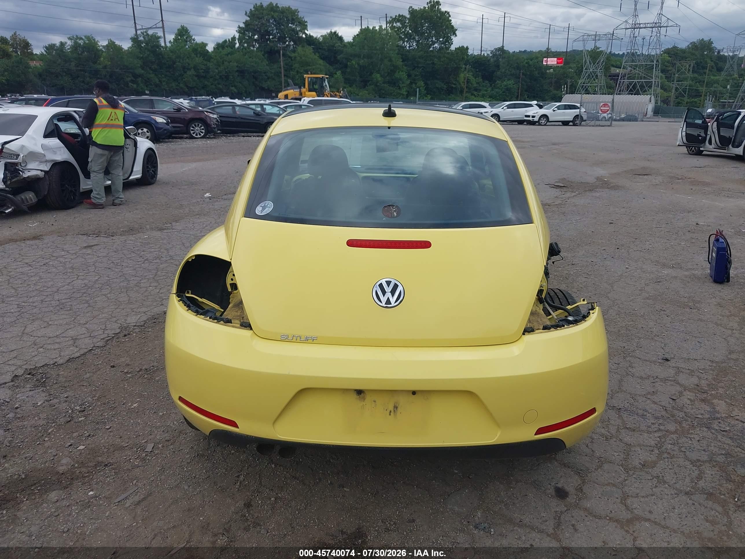 2013 Volkswagen Beetle 2.5l Yellow vin: 3VWJP7AT5DM647740
