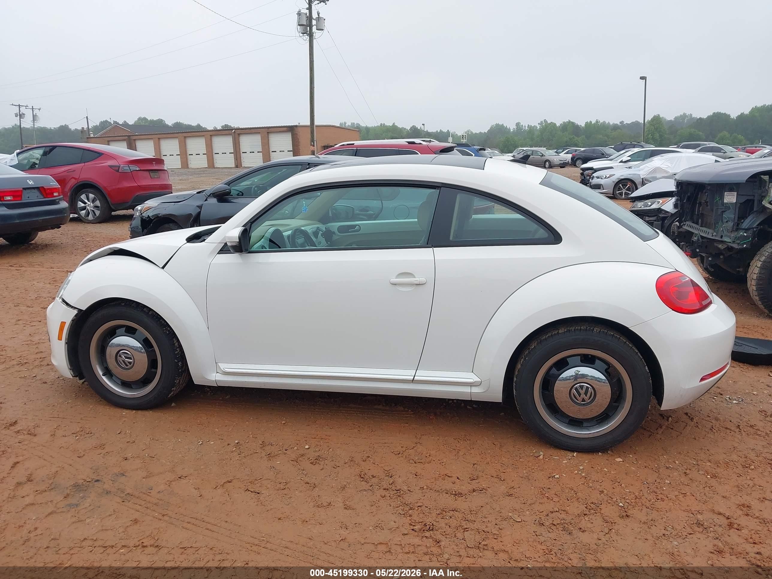 2013 Volkswagen Beetle 2.5l White vin: 3VWJP7AT9DM619889