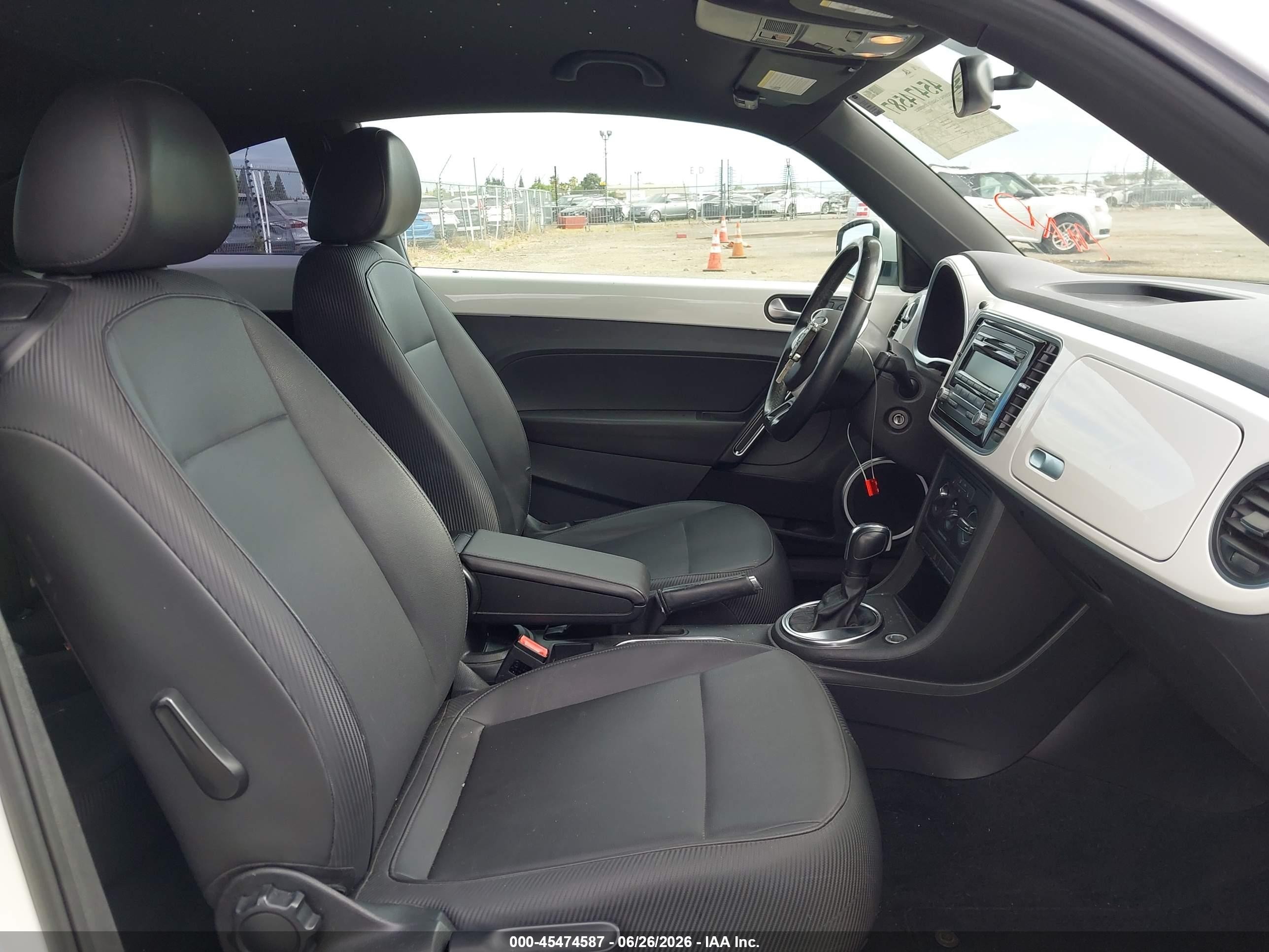 2014 Volkswagen Beetle 2.5l White vin: 3VWJP7ATXEM608904