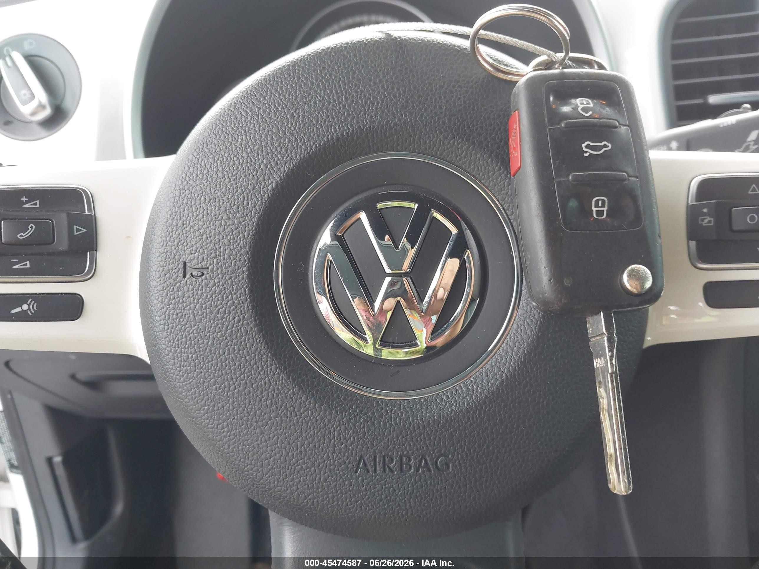 2014 Volkswagen Beetle 2.5l White vin: 3VWJP7ATXEM608904