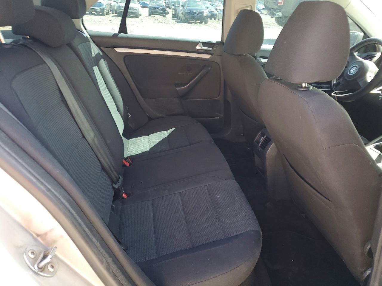 2010 Volkswagen Jetta S Silver vin: 3VWJX7AJ6AM024993