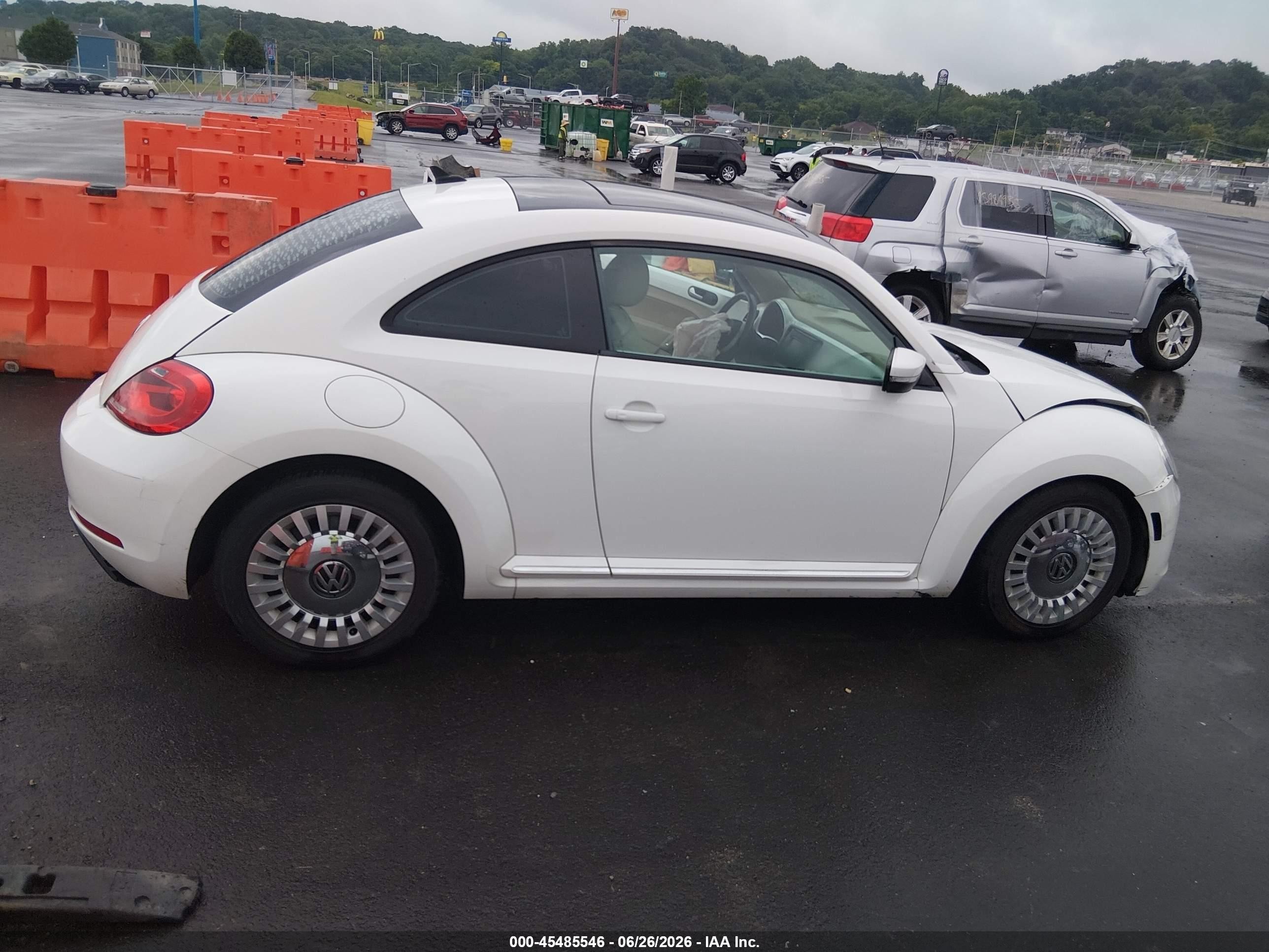 2013 Volkswagen Beetle 2.5l White vin: 3VWJX7AT6DM683775